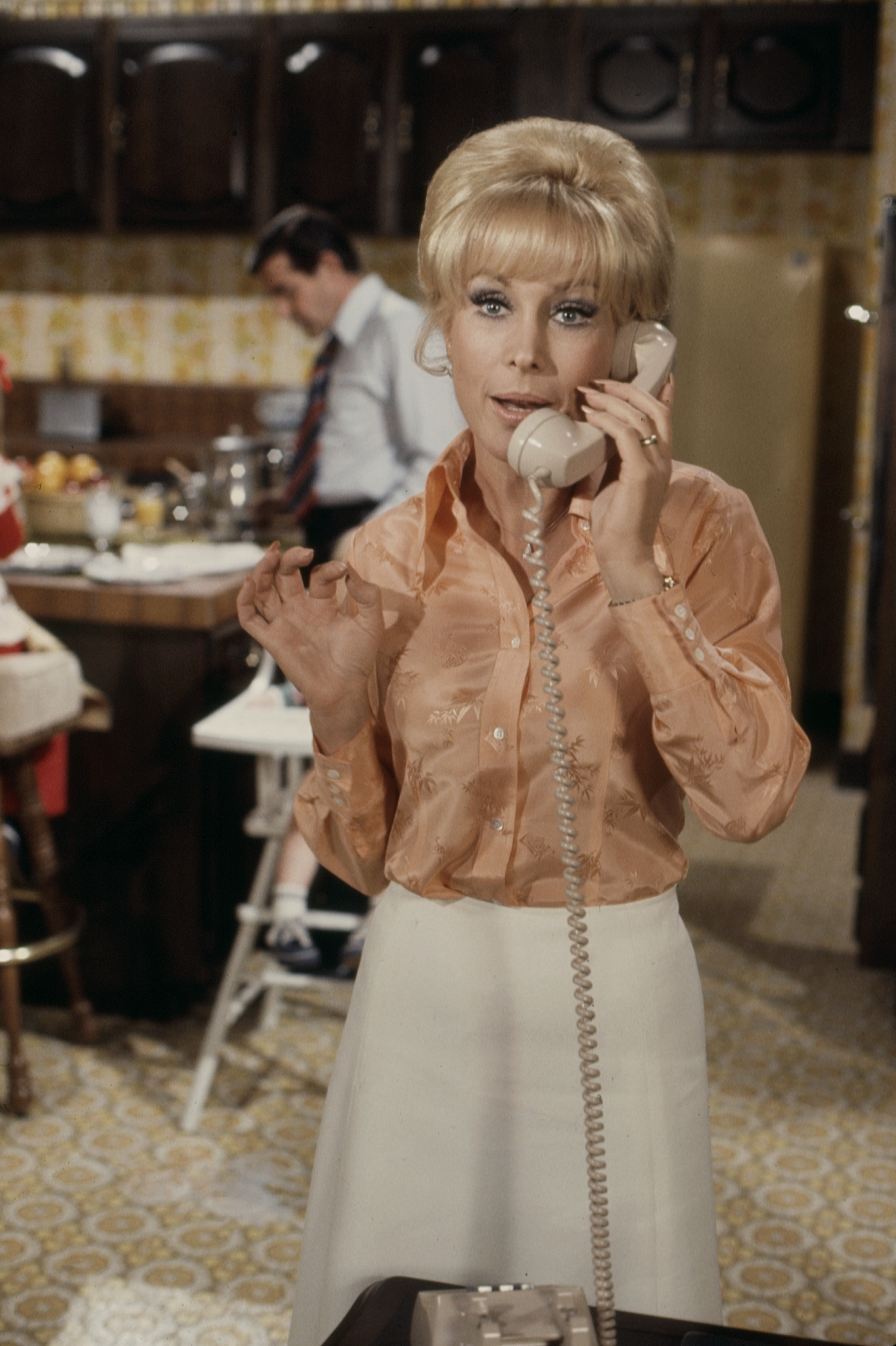 Barbara Eden tritt 1975 in dem ABC-Fernsehfilm "Let's Switch!" auf. | Quelle: Getty Images