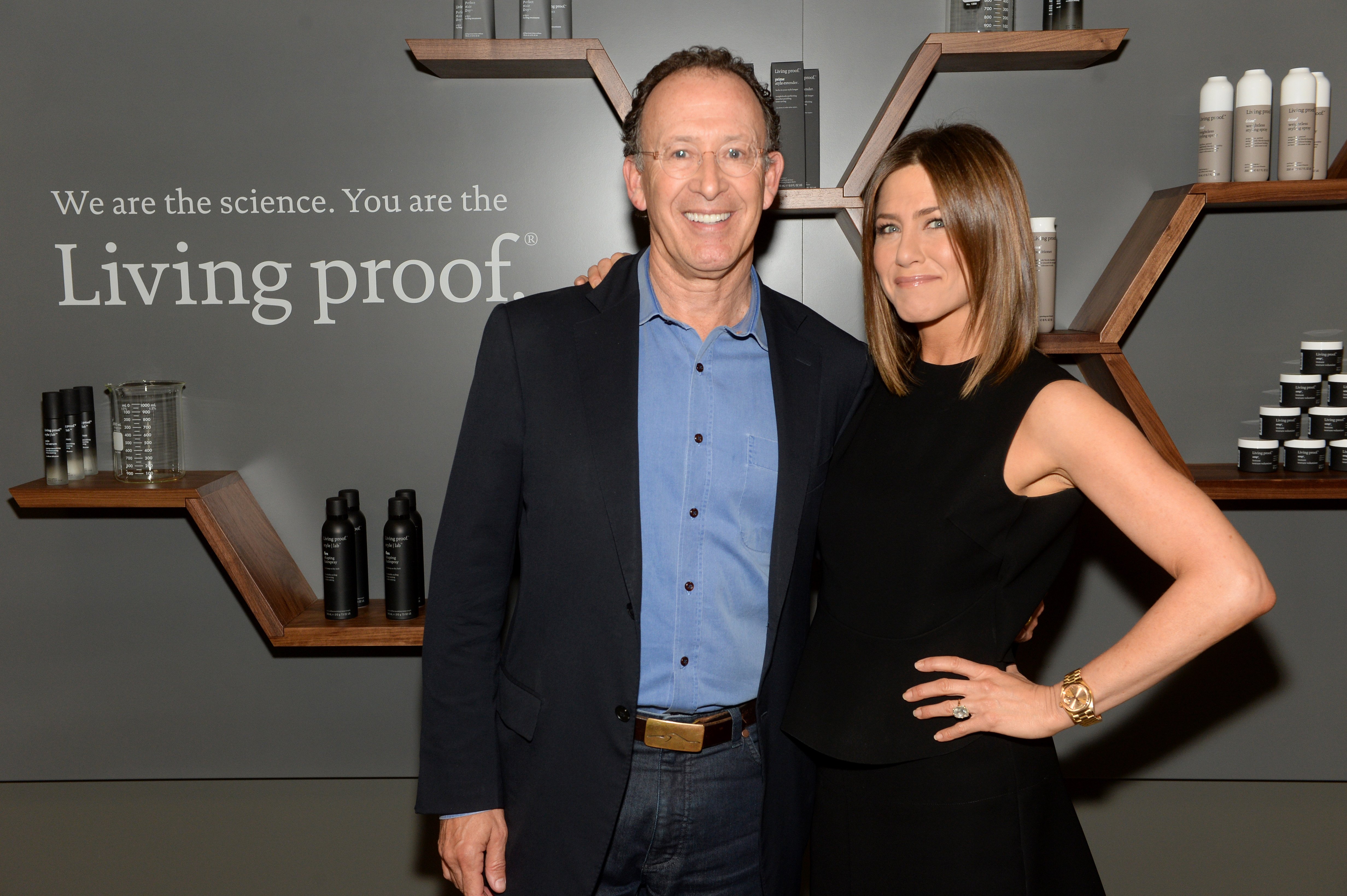 Jon Flint und Jennifer Aniston besuchten Living Proof Style|Lab am 9. Mai 2014 in Boston, Massachusetts.  |  Quelle: Getty Images