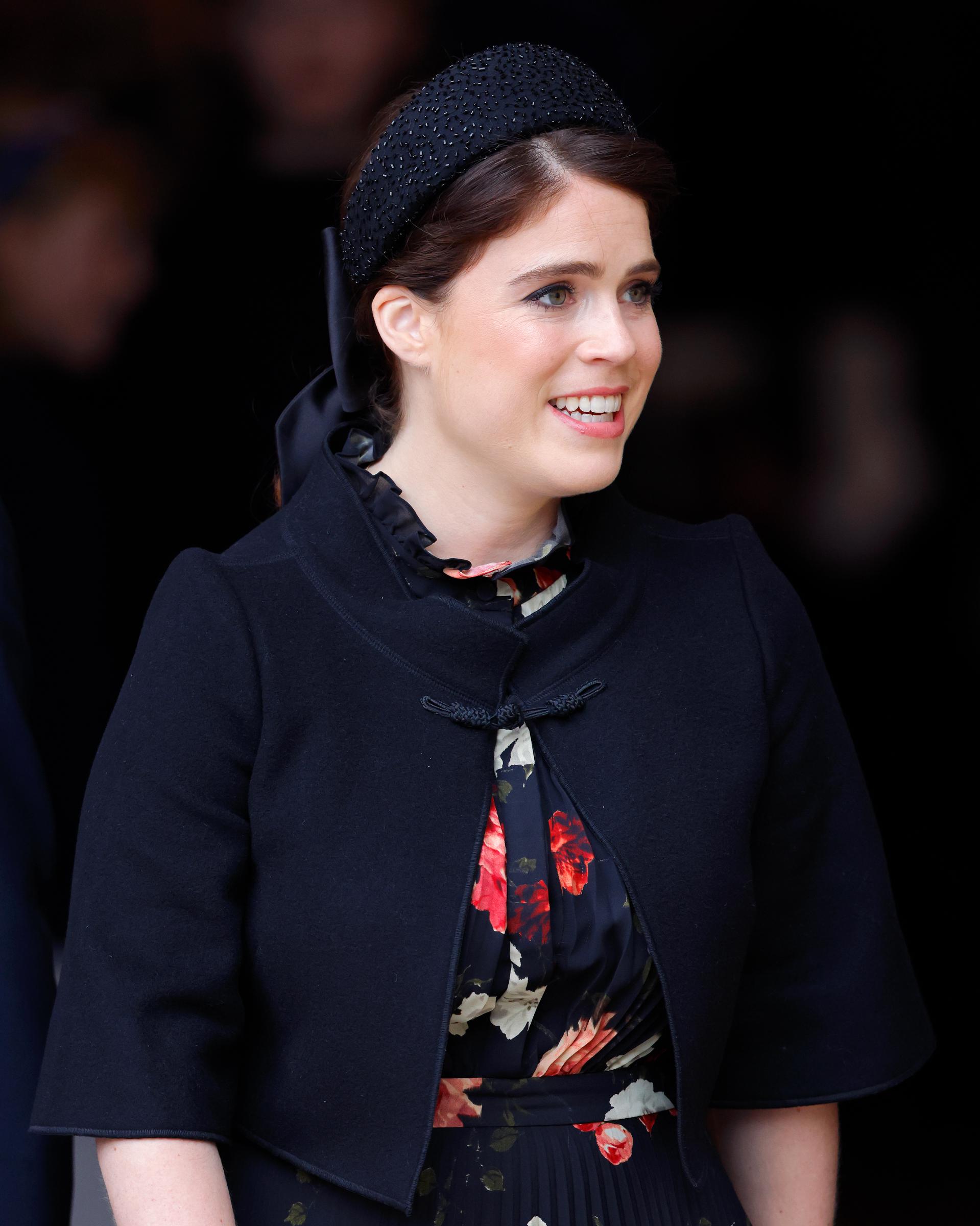 Blumenmuster blieben Teil von Eugenies Garderobe, auch als ihr Stil insgesamt reifer wurde. Mit der Zeit glich sie diese femininen Akzente jedoch zunehmend durch strukturiertere, schlichtere Kleidungsstücke aus.