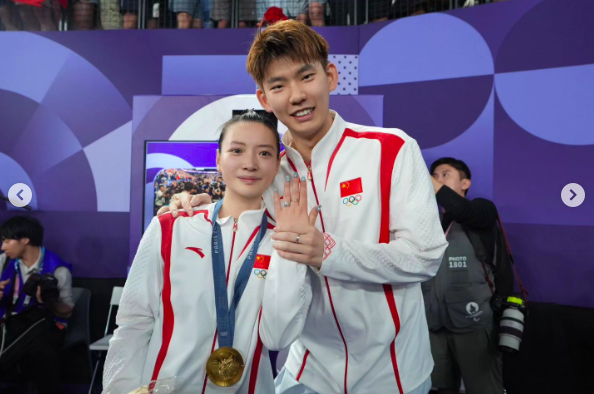 Huang Ya Qiong und Liu Yuchen posieren für ein Foto während der Olympischen Spiele in Paris, gepostet am 3. August 2024 | Quelle: Instagram/hyq28