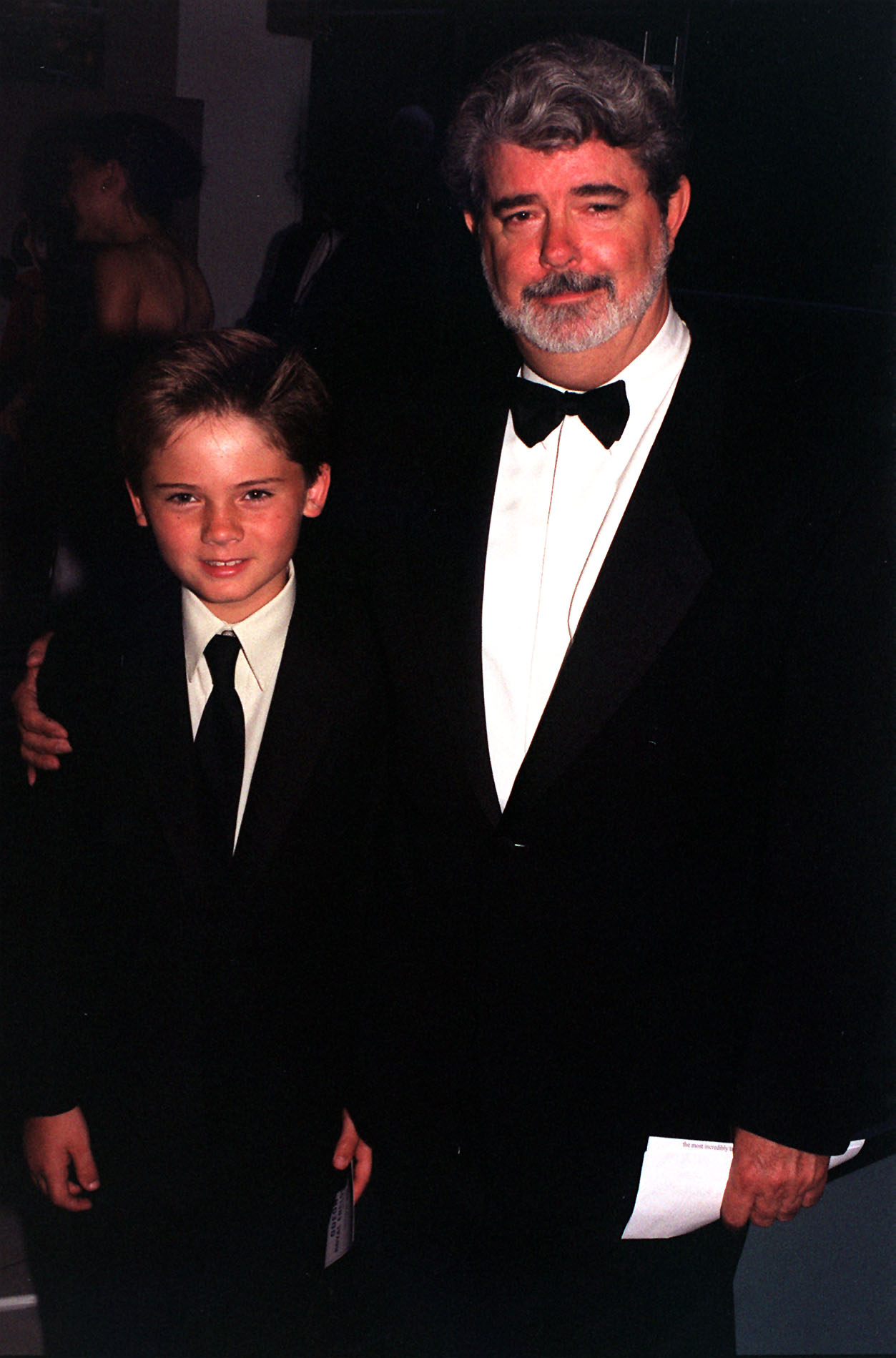 Jake Lloyd mit Regisseur George Lucas am 14. Juli 1999 | Quelle: Getty Images
