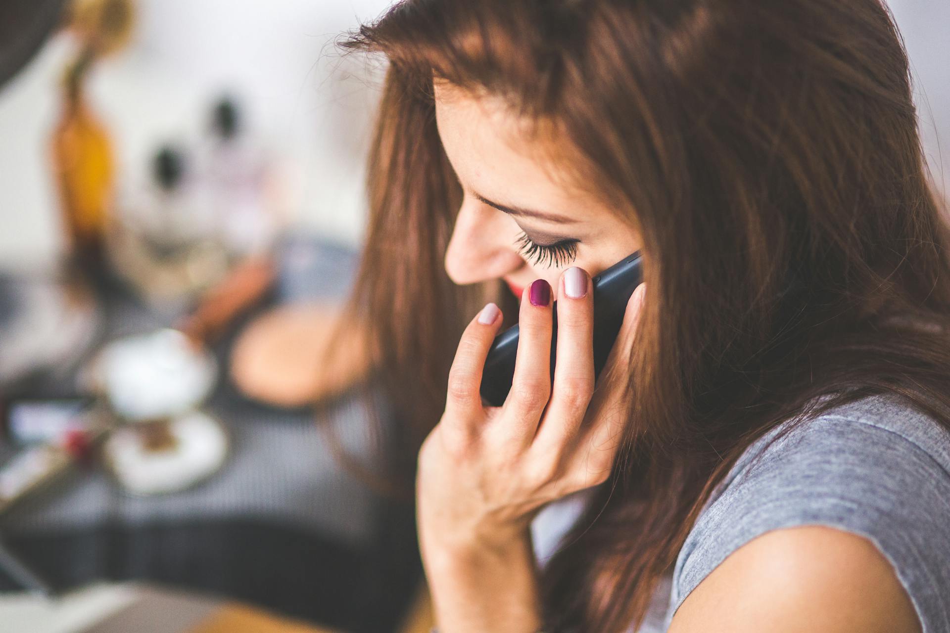 Eine Frau spricht mit ihrem Bruder am Telefon | Quelle: Pexels