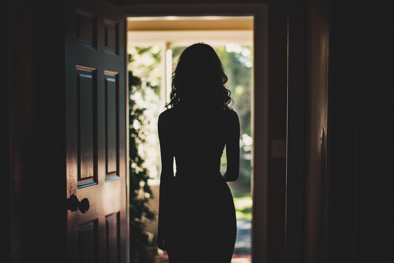 Die Silhouette einer Frau in einem Hauseingang | Quelle: Midjourney