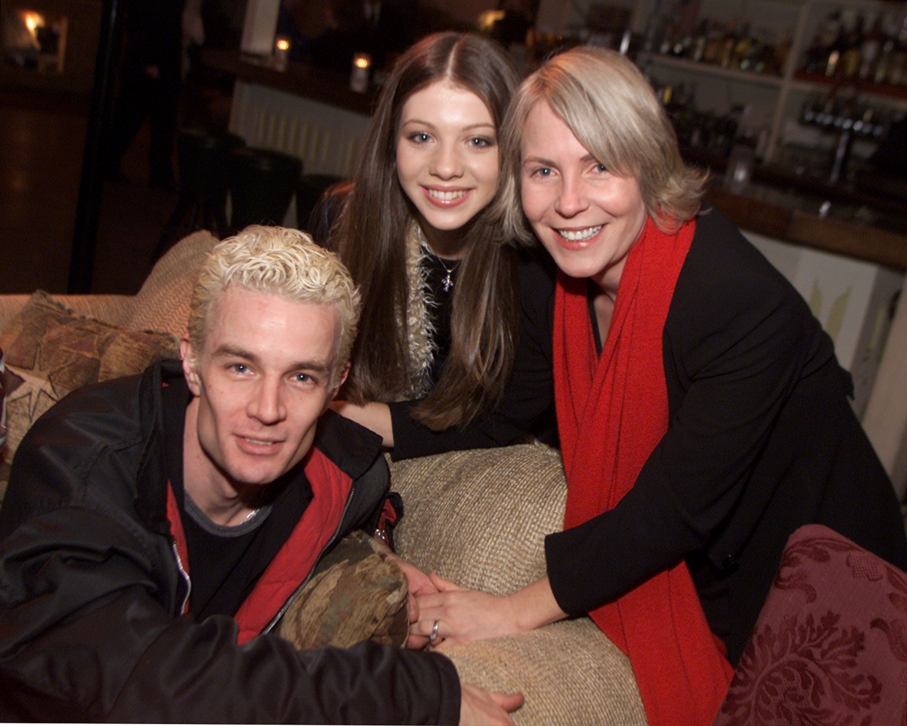 James Marsters, Michelle Trachtenberg und die ausführende Produzentin Marti Noxon auf der TCA-Party von UPN im Twin Palms in Los Angeles am 14. Januar 2002 | Quelle: Getty Images