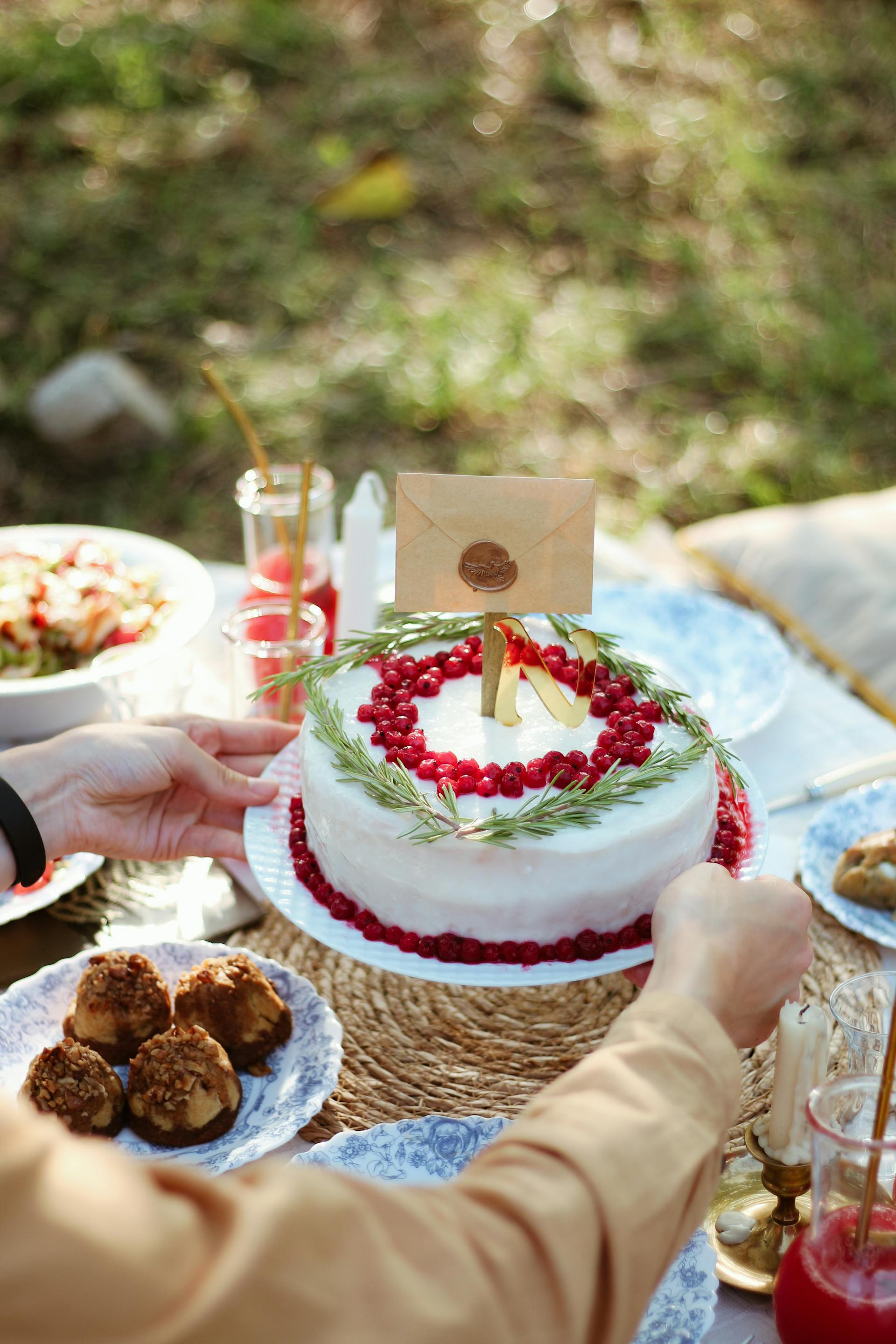 Eine Person, die eine Torte über einem Esstisch hält | Quelle: Pexels