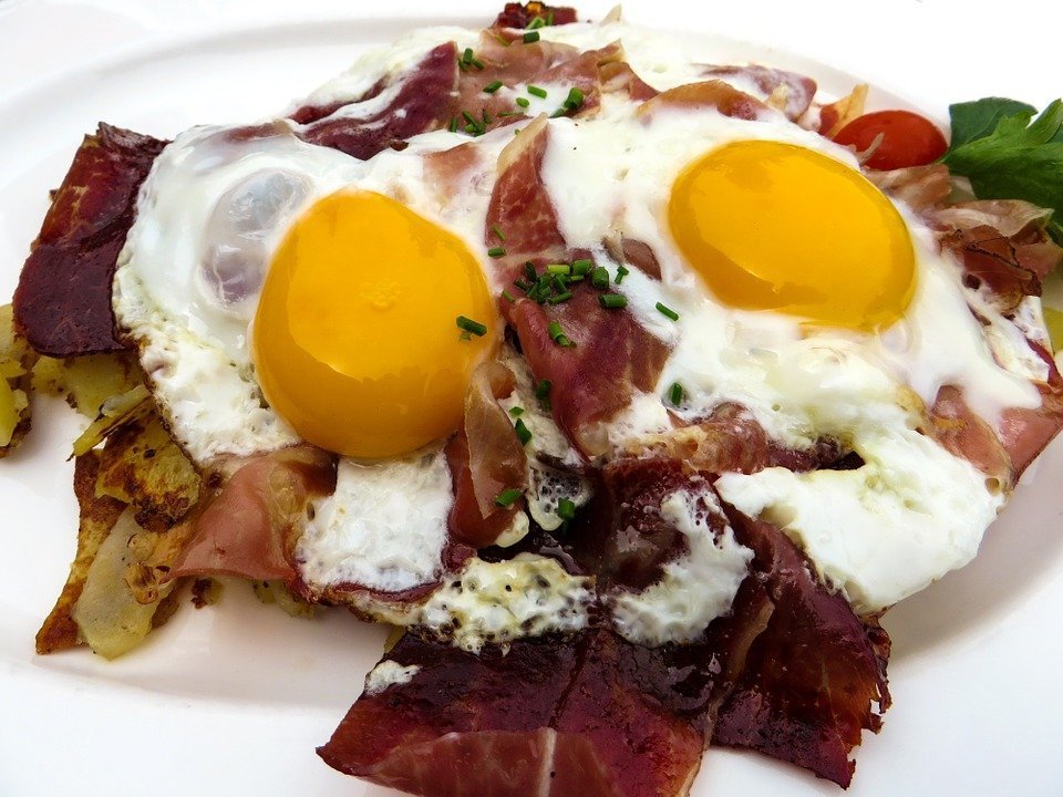 Frühstück mit Ei und Speck | Quelle: Pixabay