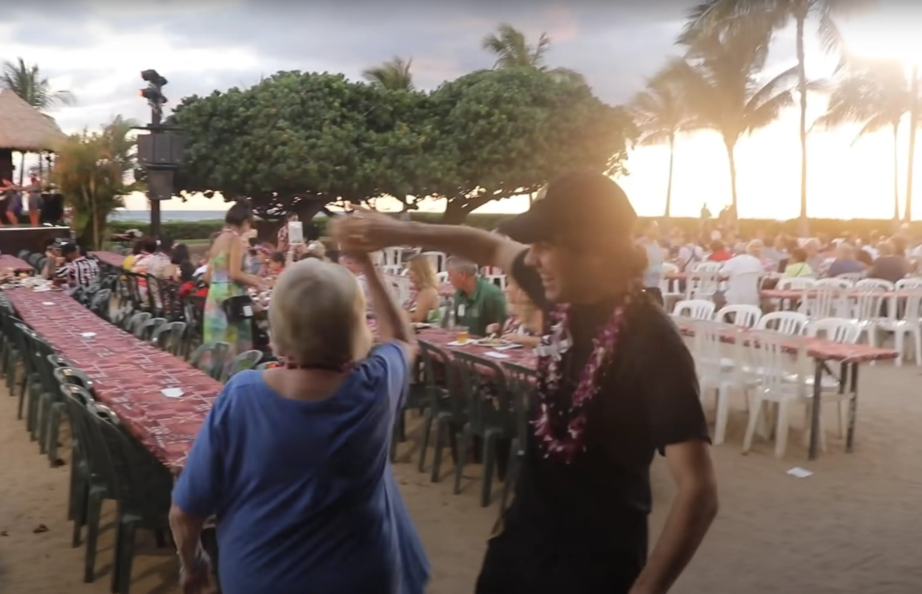 Lorraine Charlotte Nash genießt ihre Flitterwochen auf Hawaii, nachdem sie David Dobrik geheiratet hat, in einem Clip, der am 18. Mai 2019 auf YouTube eingestellt wurde | Quelle: YouTube/David Dobrik