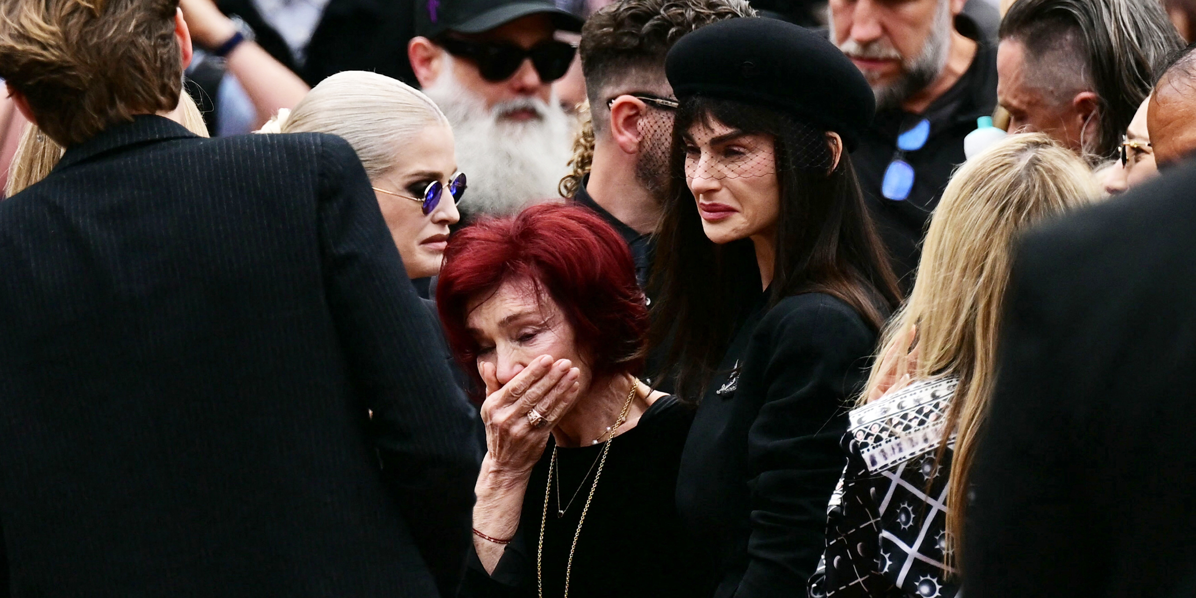 Sharon Osbourne und andere Familienmitglieder bei der Beerdigung von Ozzy Osbourne | Quelle: Getty Images