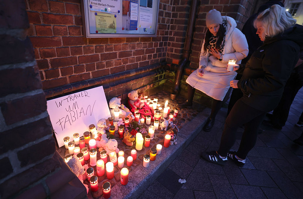 Vor Beginn der Trauerfeier stellen die Teilnehmer Kerzen und Andenken vor der St.-Marien-Kirche ab, nachdem die Leiche eines Kindes in einem Wald in der Nähe von Güstrow gefunden wurde. | Quelle: Getty Images