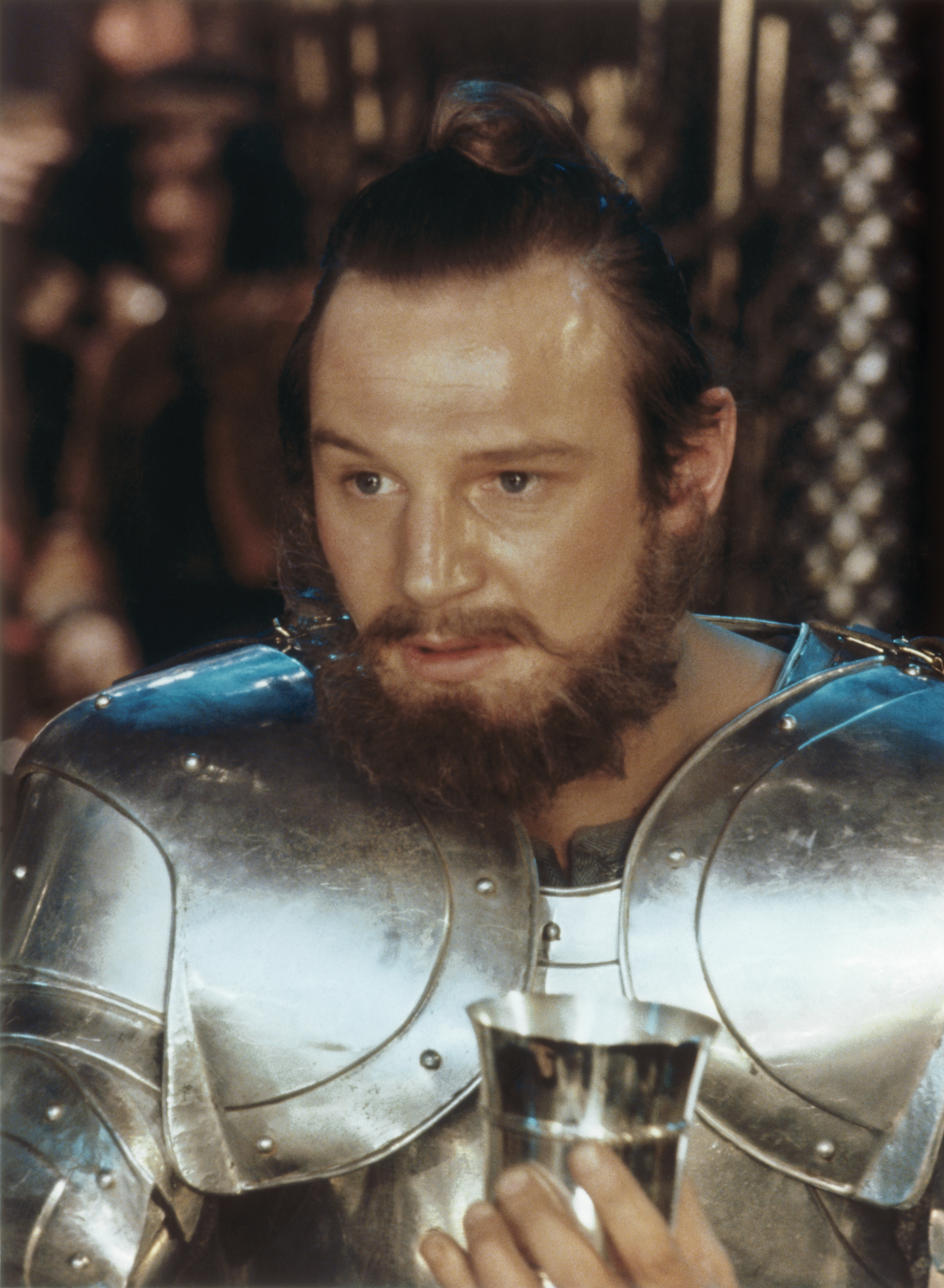 Liam Neeson am Set von "Excalibur", 1981 | Quelle: Getty Images
