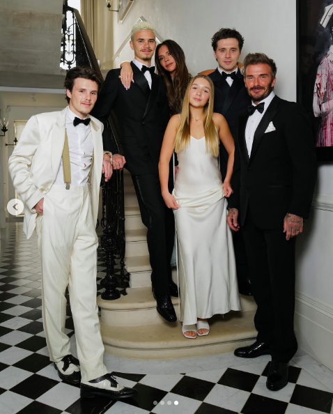 Cruz, Romeo, Victoria, Harper, Brooklyn und David Beckham posieren für ein Foto, gepostet am 21. April 2024 | Quelle: Instagram/victoriabeckham