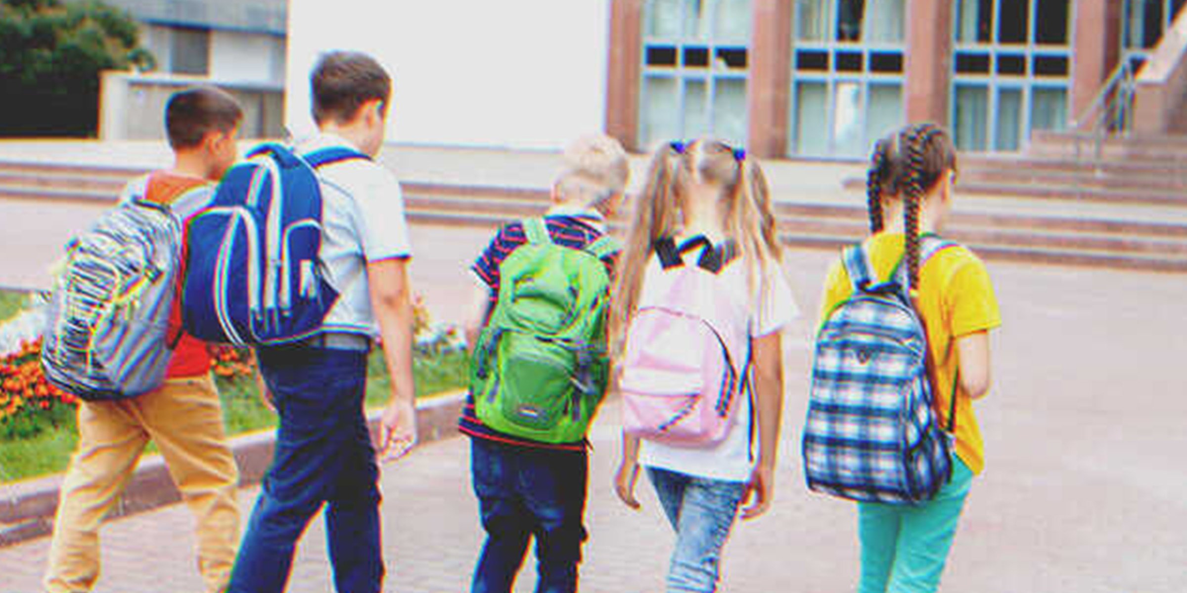 Kinder vor der Schule | Quelle: Shutterstock