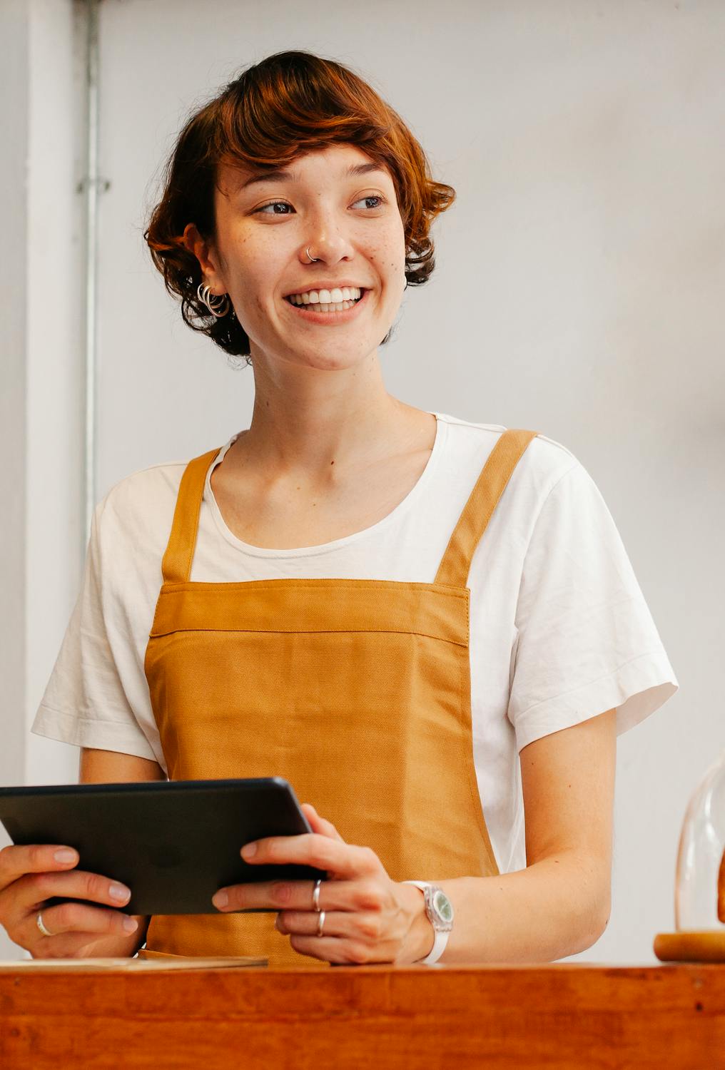 Eine Barista, die zur Seite schaut | Quelle: Pexels