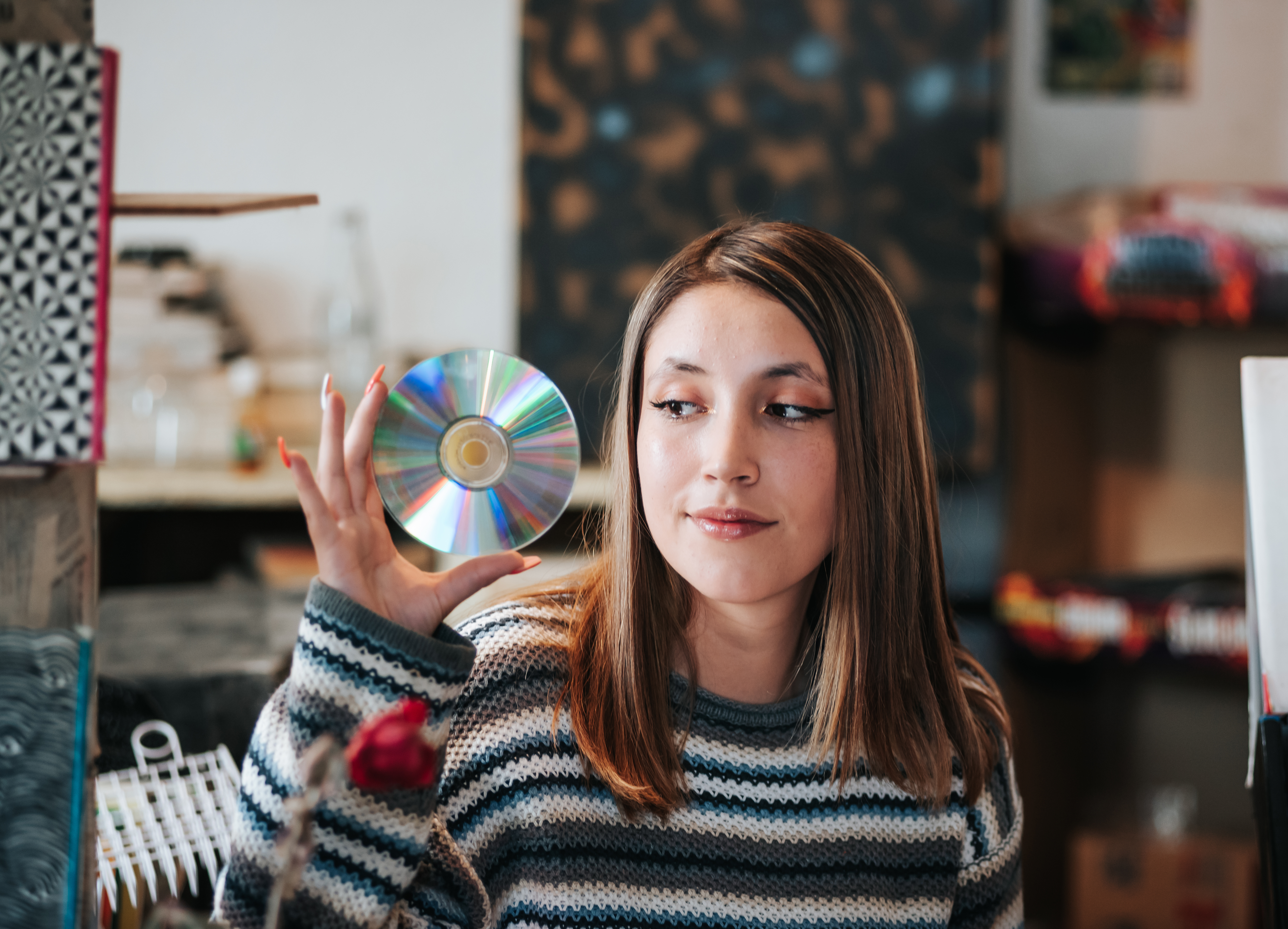 Eine junge Frau hält eine CD. | Quelle: Getty Images