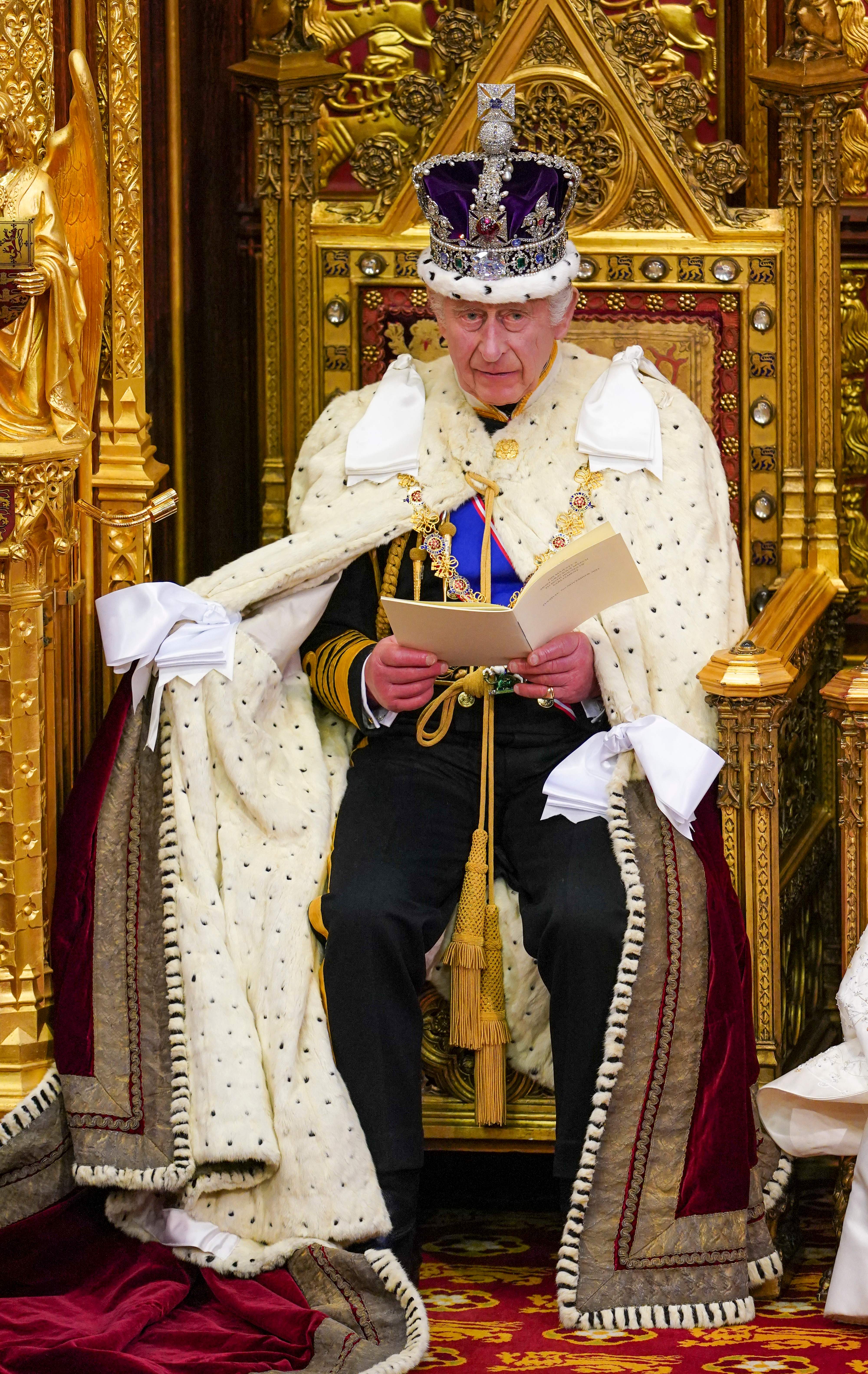 König Charles III. liest eine Rede während der Parlamentseröffnung in London, England am 7. November 2023 | Quelle: Getty Images