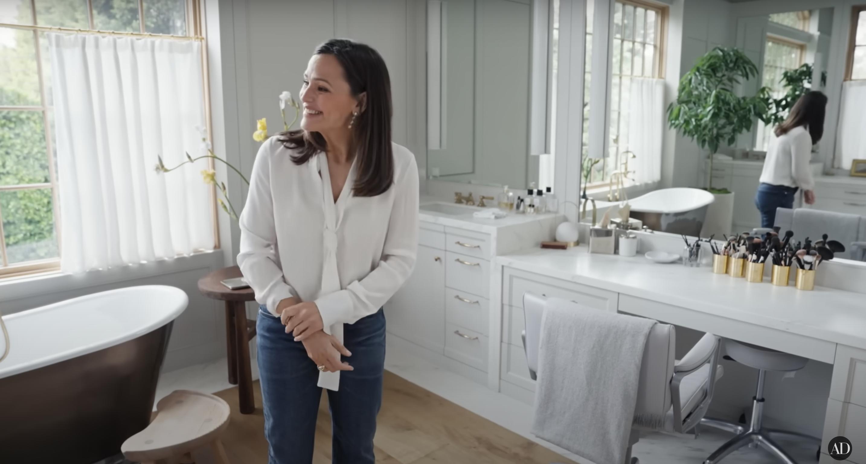 Das Badezimmer von Jennifer Garner, datiert auf den 3. September 2024 | Quelle: YouTube/@Archdigest