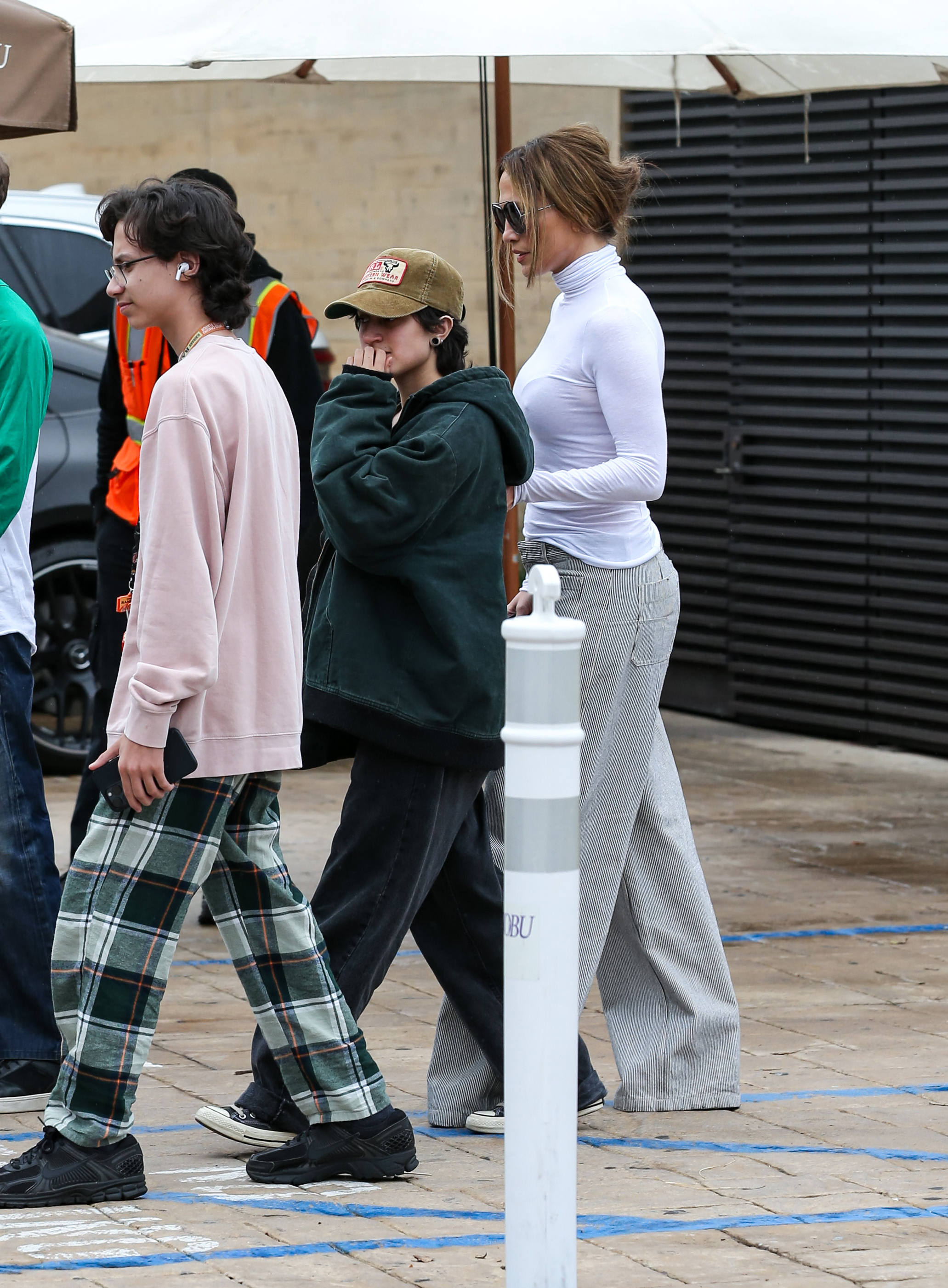 Max und Emme Muñiz mit Jennifer Lopez. | Quelle: Getty Images