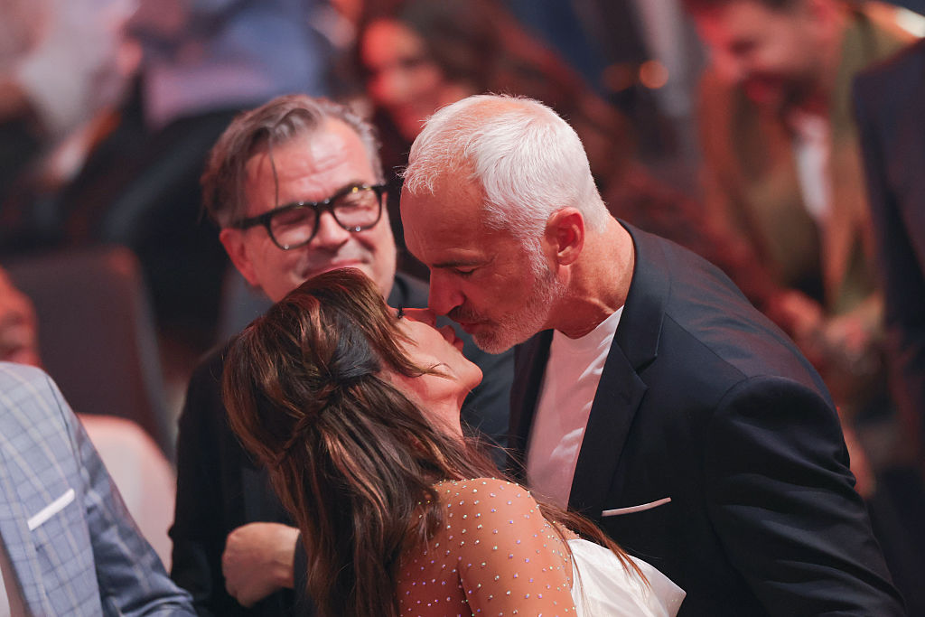 23. Mai 2025, Nordrhein-Westfalen, Köln: Die Schauspielerin Simone Thomalla (M) und ihr Freund Rene Merten küssen sich im Finale der RTL-Tanzshow „Let's Dance“ im Coloneum. | Quelle: Getty Images