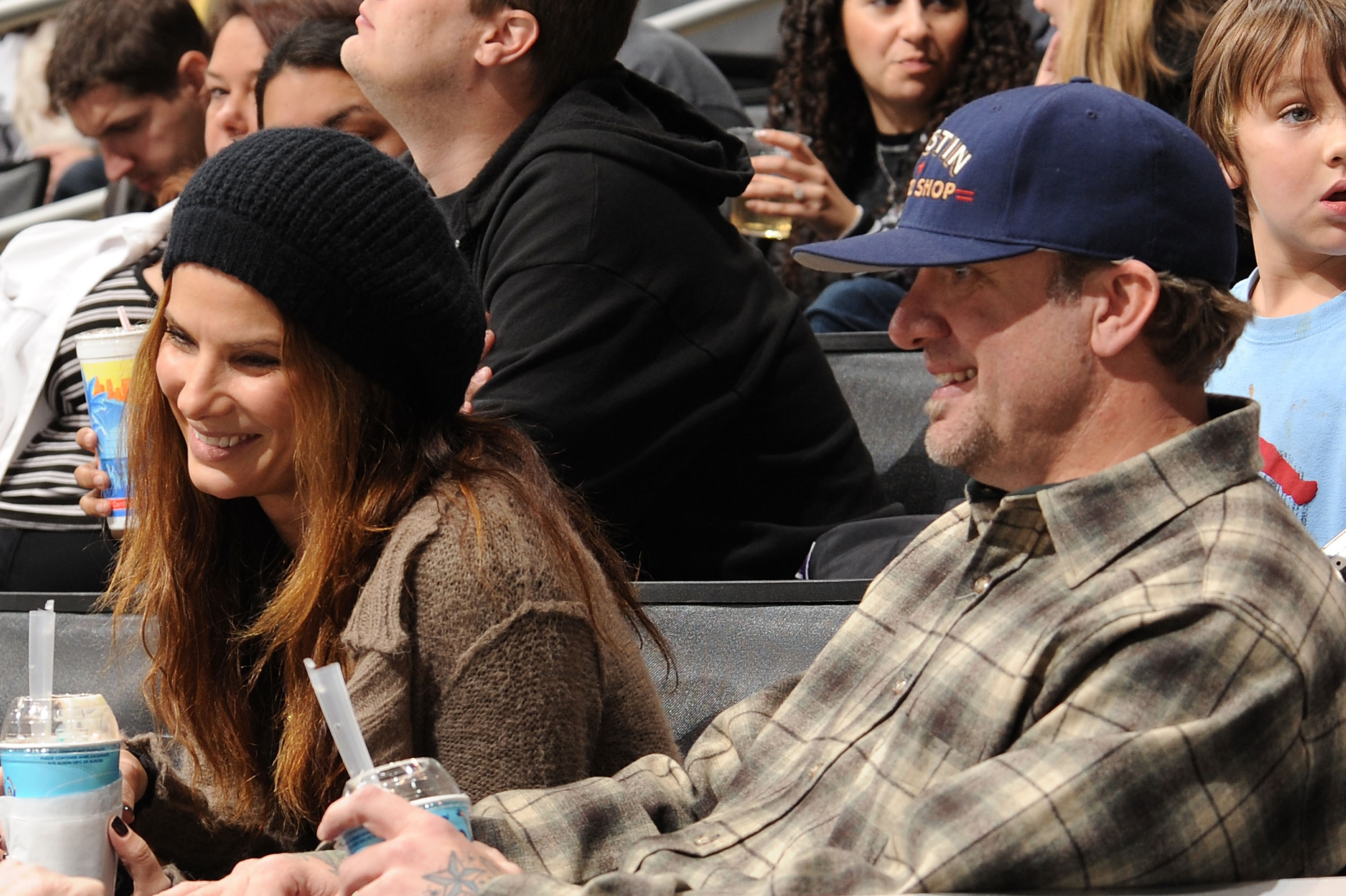 Sandra Bullock und Jesse James besuchen ein NHL-Spiel am 11. November 2008 in Los Angeles, Kalifornien | Quelle: Getty Images