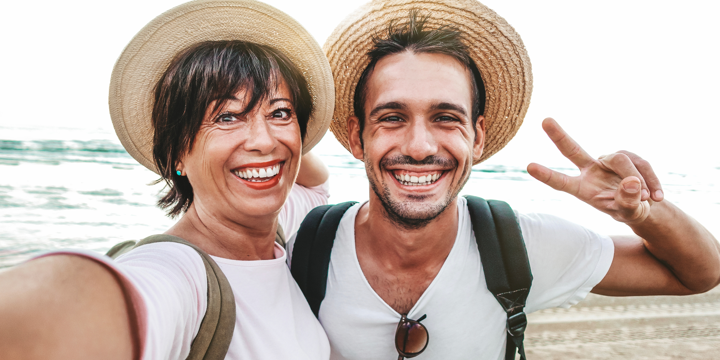 Ein Mutter-Sohn-Duo macht ein Selfie im Urlaub | Quelle: Shutterstock