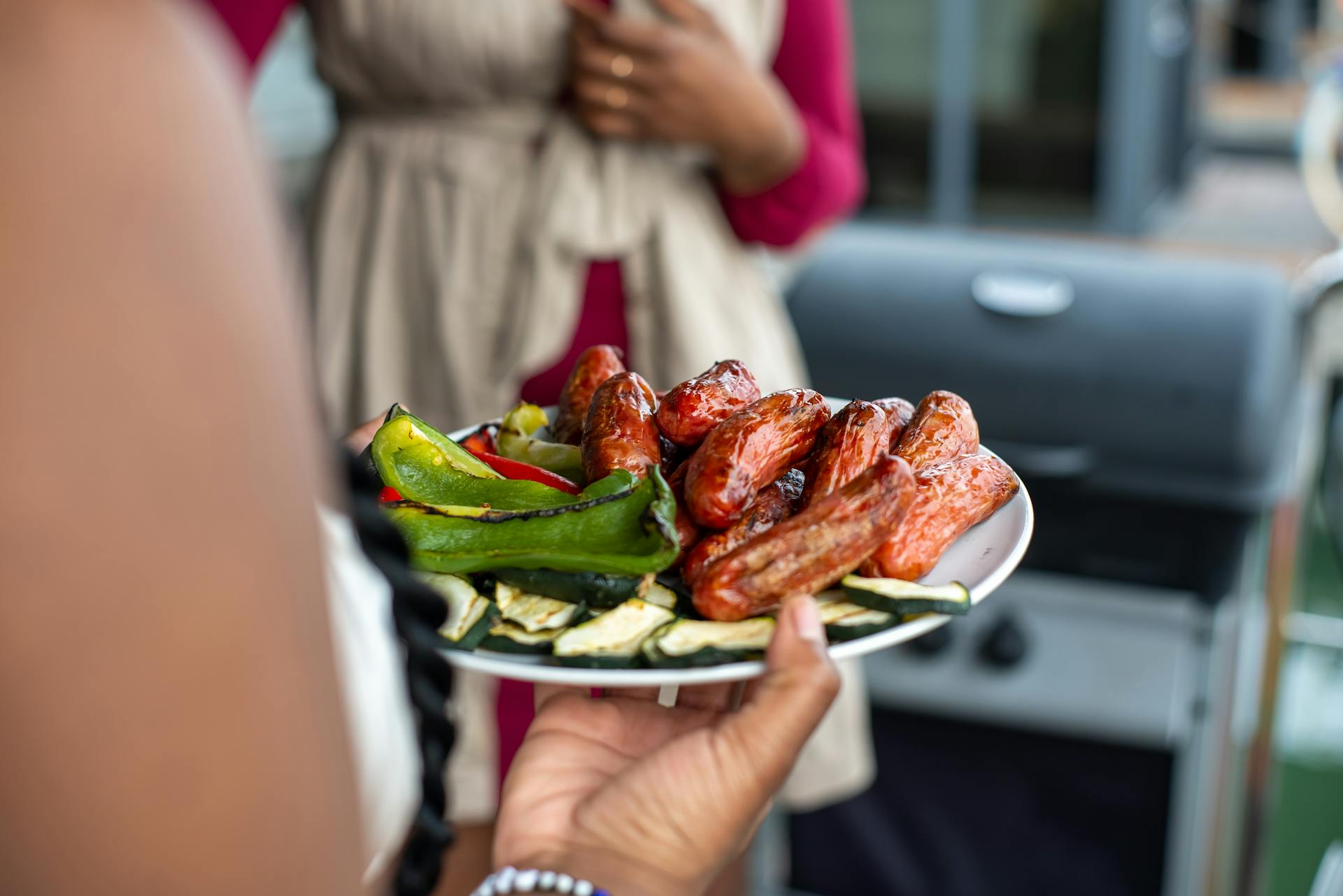 Eine Frau mit Essen auf einem Teller | Quelle: Pexels