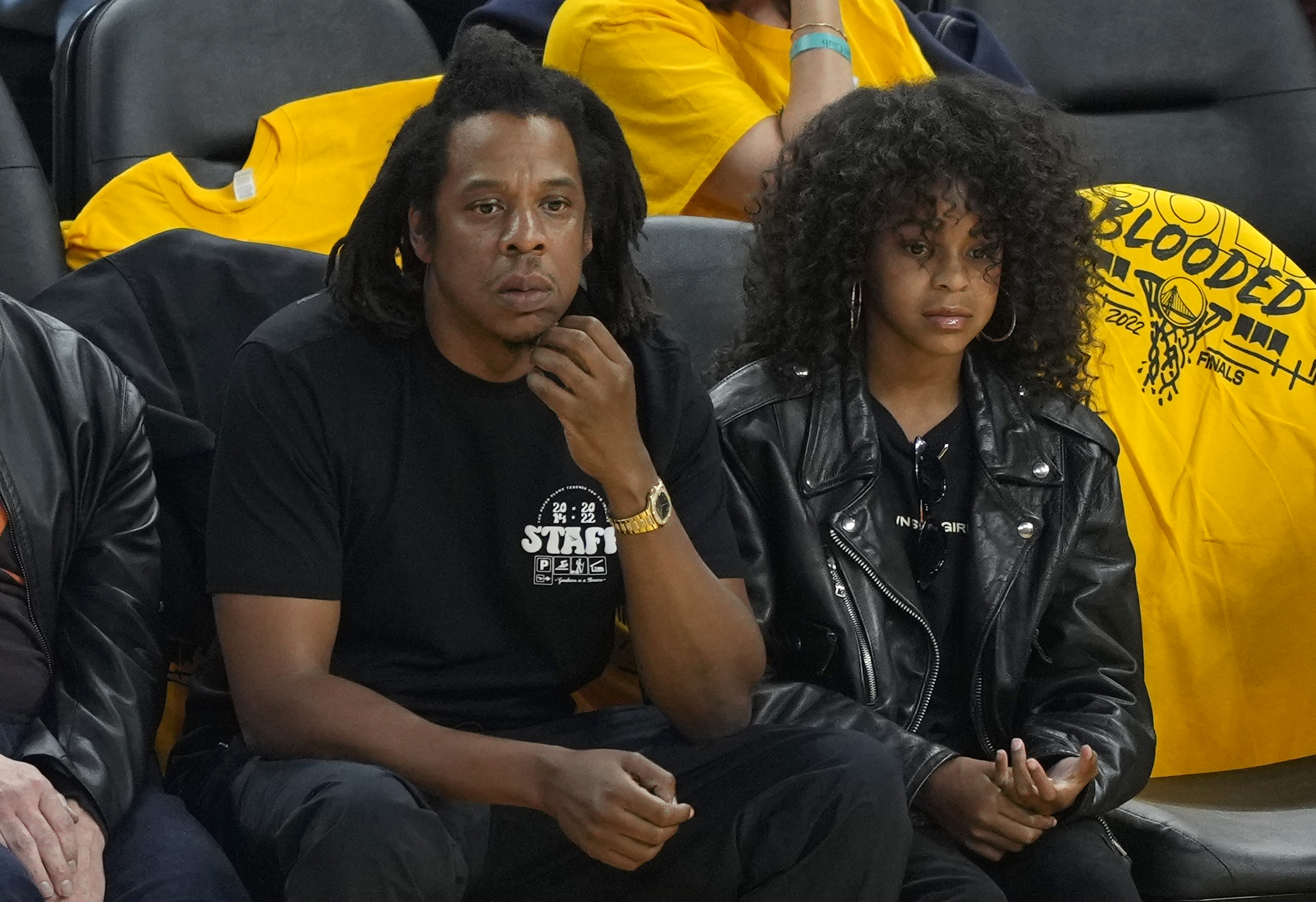 Jay-Z und seine Tochter Blue Ivy Carter sehen sich die NBA-Finals 2022 zwischen den Boston Celtics und den Golden State Warriors am 13. Juni 2022 in San Francisco, Kalifornien an | Quelle: Getty Images