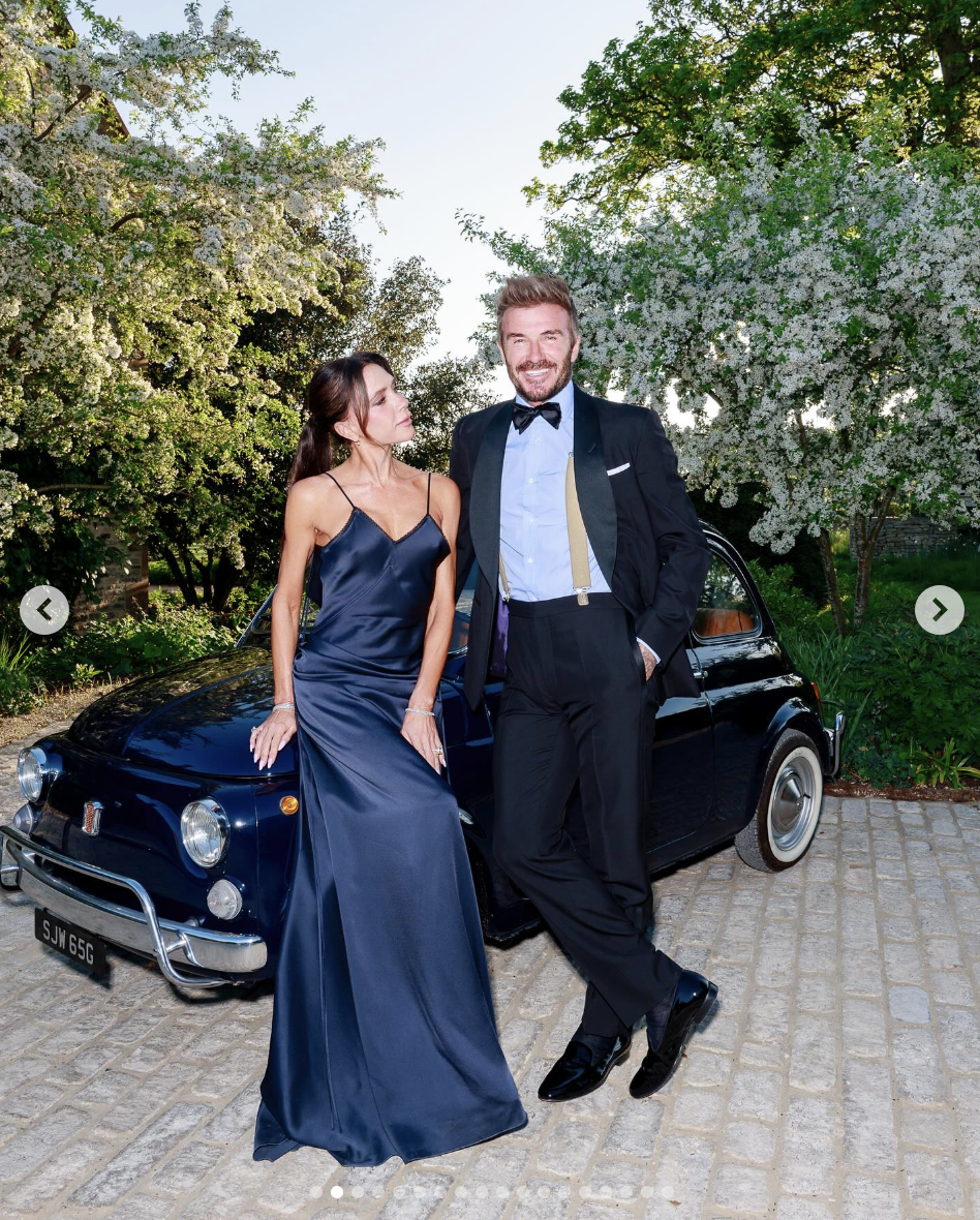 Victoria und David Beckham sind gemeinsam auf einem Foto zu sehen, das am 4. Mai 2025 geteilt wurde | Quelle: Instagram/victoriabeckham