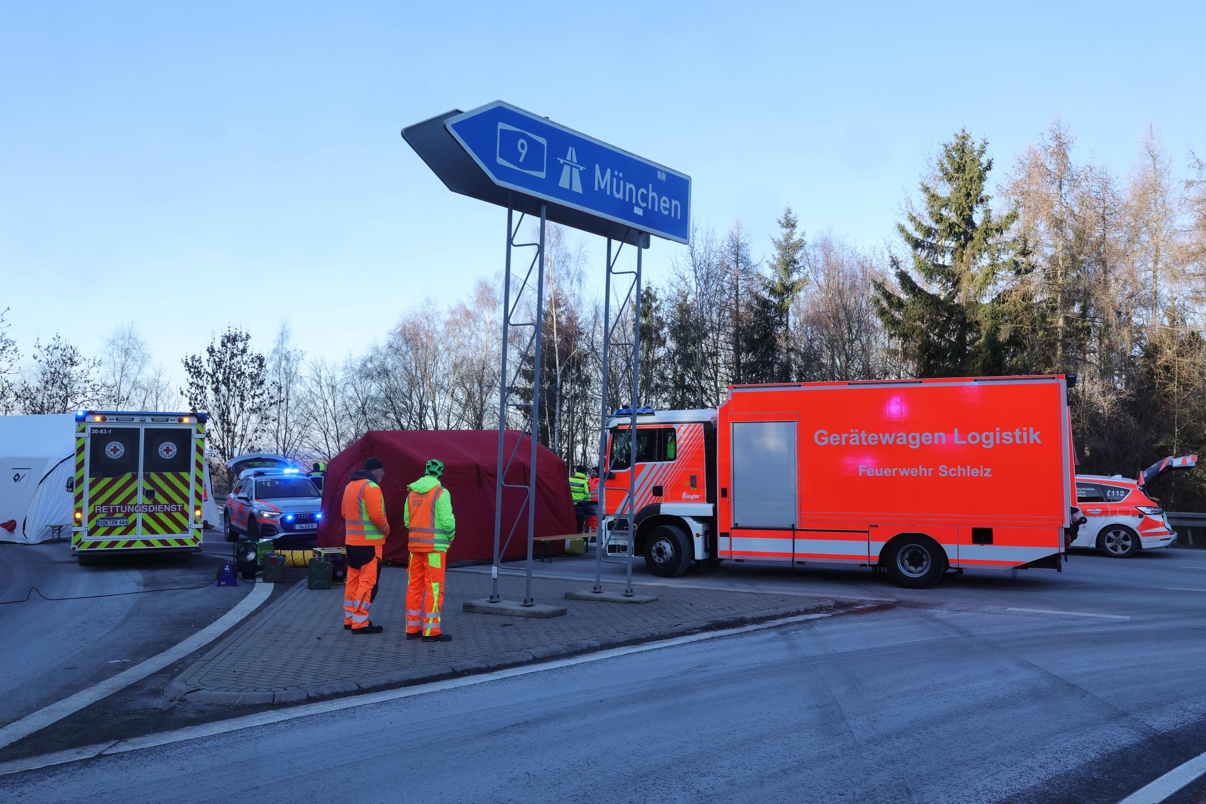 19. Januar 2026, Thüringen, Schleiz: Rettungskräfte von Polizei und Feuerwehr sind nach einem Busunfall mit mehreren Verletzten auf der Auffahrt zur Autobahn A9 im Einsatz. | Quelle: Getty Images