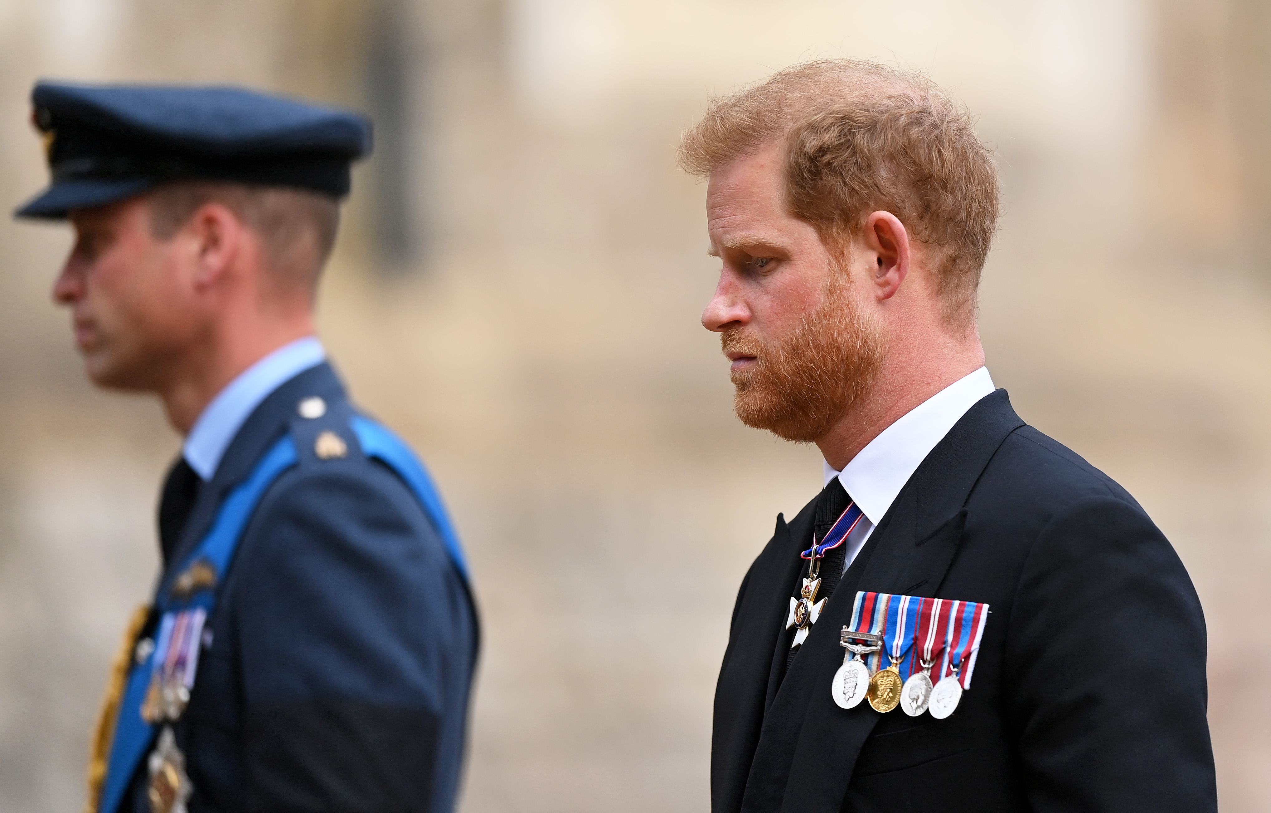 Prinz William und Prinz Harry schließen sich am 19. September 2022 in Windsor, England, der Prozession an, die dem Leichenwagen folgt. | Quelle: Getty Images