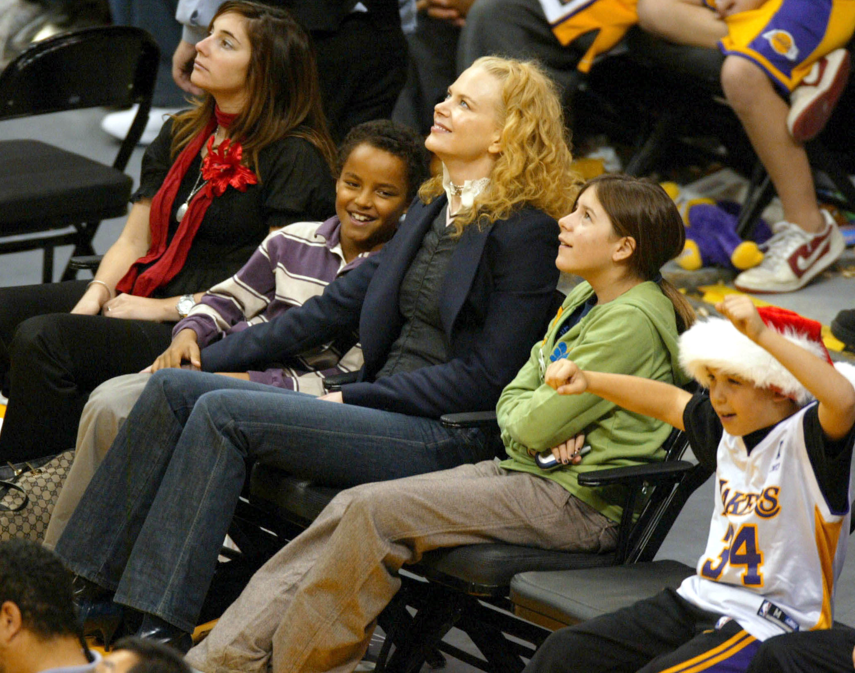 Nicole Kidman mit Connor und Isabella Cruise bei einem Spiel zwischen den Los Angeles Lakers und den Miami Heat im Staples Center am 25. Dezember 2004 in Los Angeles, Kalifornien | Quelle: Getty Images
