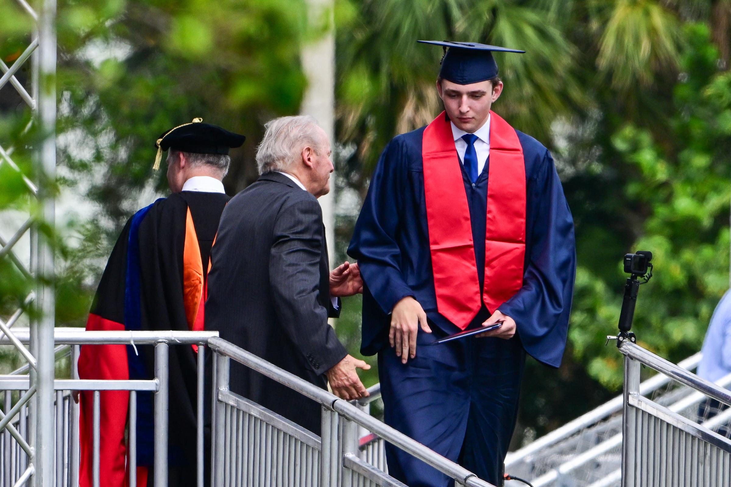 Barron Trump nimmt an seiner Abschlussfeier an der Oxbridge Academy in Palm Beach, Florida, am 17. Mai 2024 teil | Quelle: Getty Images