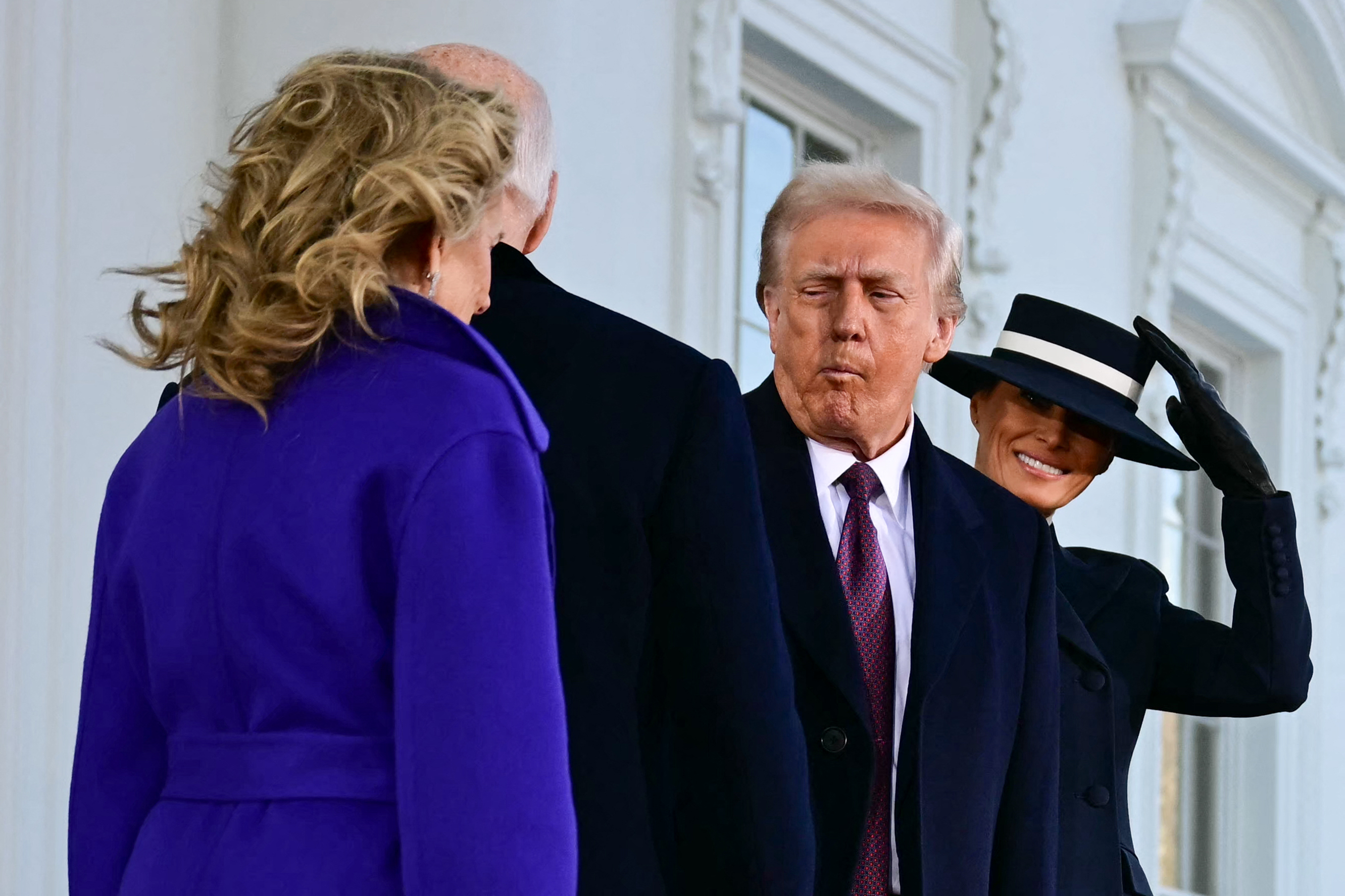 Die ehemalige First Lady und Ärztin Jill Biden und der ehemalige US-Präsident Joe Biden begrüßen Donald und Melania Trump im Weißen Haus. | Quelle: Getty Images