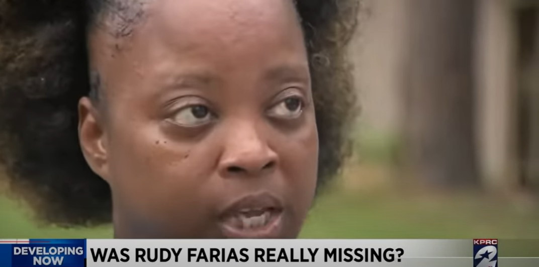 Keisha Ross diskutiert im Juli 2023 den Fall von Rudolph "Rudy" Farias IV, nachdem sie ihn als Nachbar in Houston für jemand anderen gehalten hatte | Quelle: YouTube/KPRC 2 Click2Houston