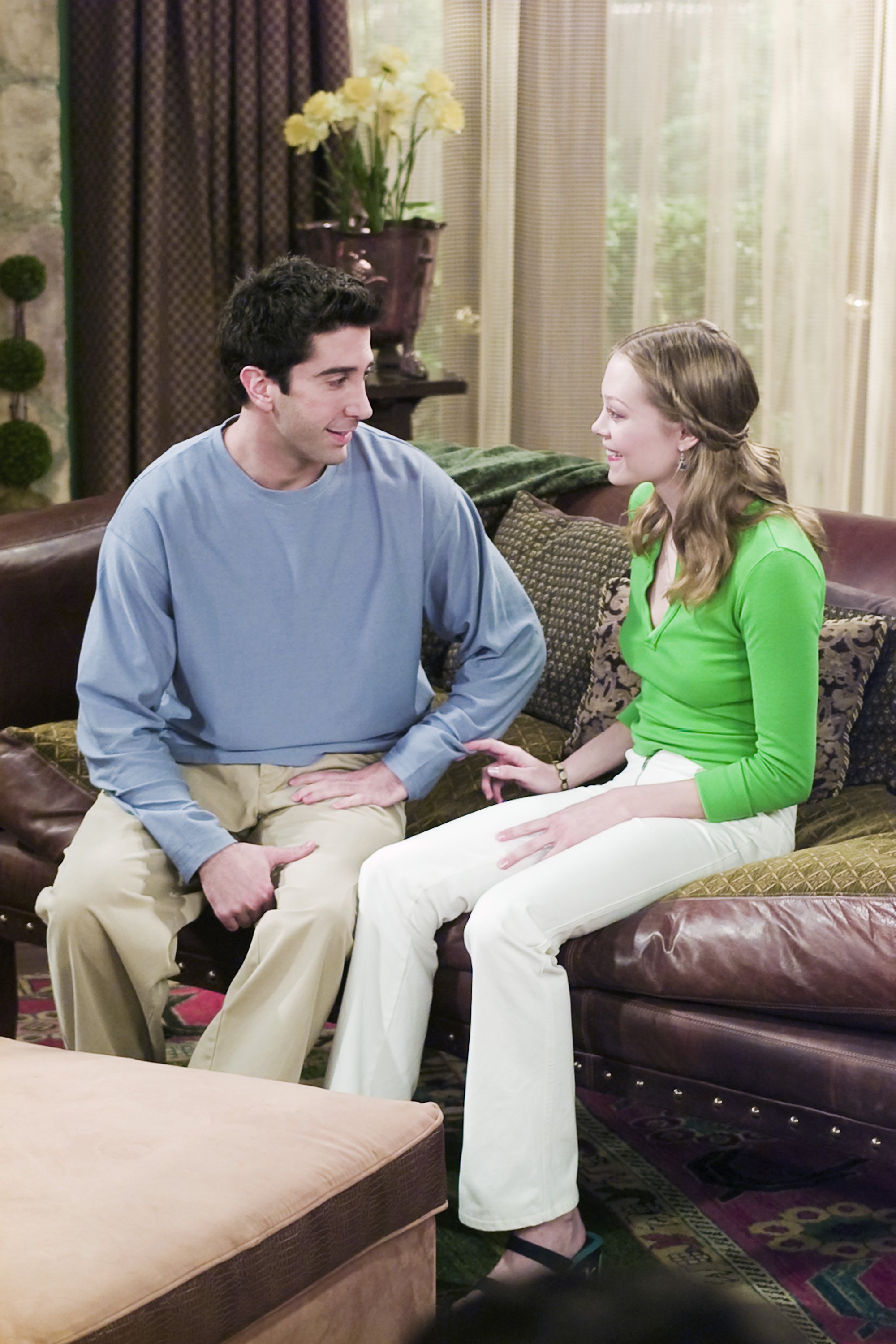 David Schwimmer als Ross Geller und Alexandra Holden als Elizabeth Stevens in Folge 22 von „Friends“ mit dem Titel „The One Where Paul's The Man“, die am 5. April 2000 ausgestrahlt wurde | Quelle: Getty Images