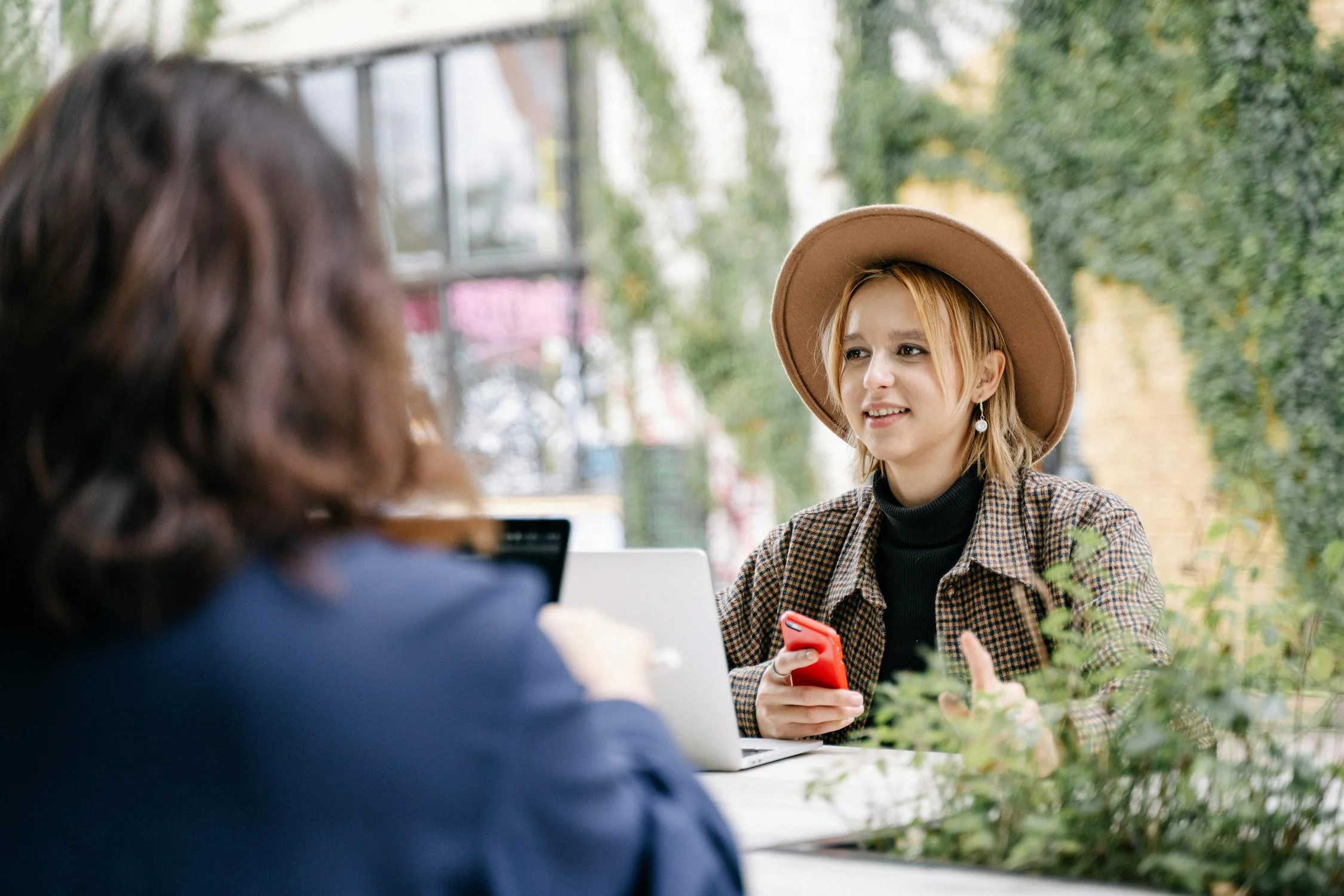 Zwei Frauen sitzen in einem Café | Quelle: Pexels