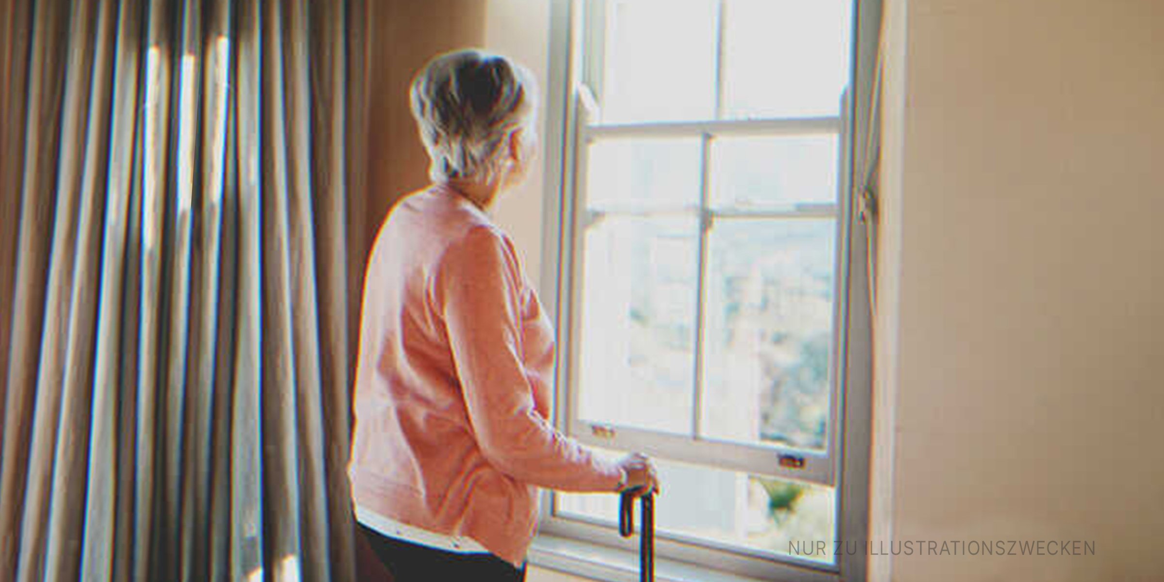 Alte Frau, die durch das Fenster schaut. | Quelle: Getty Images