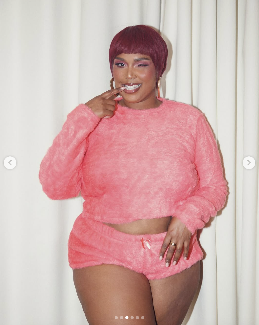 Lizzo ist in einem rosa Outfit zu sehen, in einem Post vom 22. Januar 2025 | Quelle: Instagram/lizzobeeating