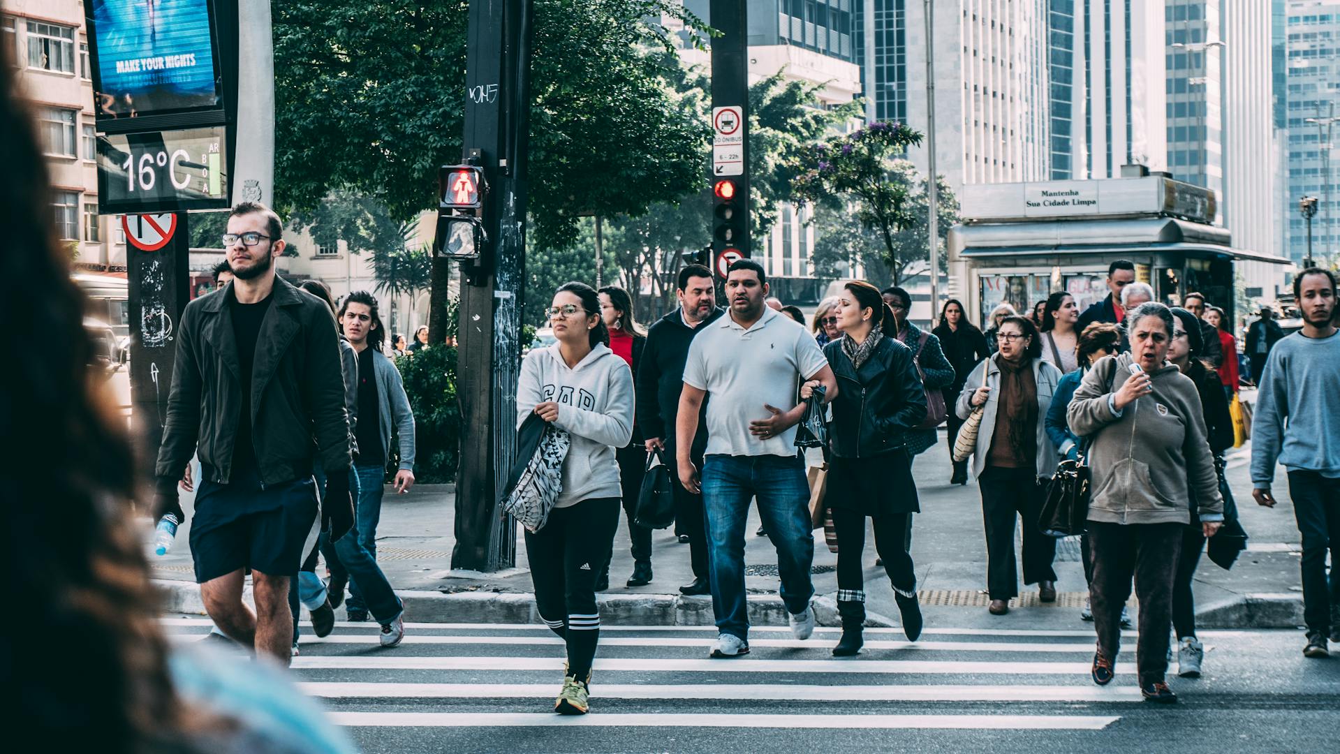 Menschen, die eine Straße in der Stadt überqueren | Quelle: Pexels