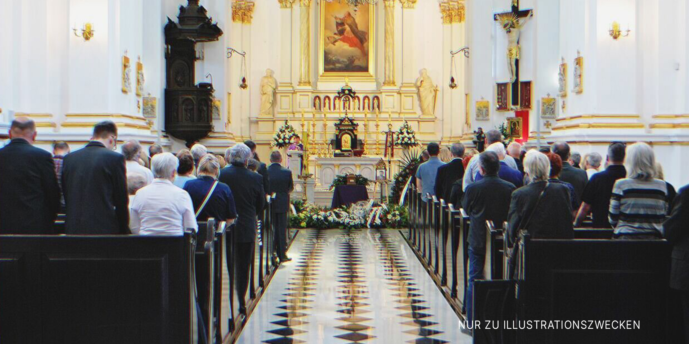 Trauerfeier in einer Kirche | Quelle: Shutterstock
