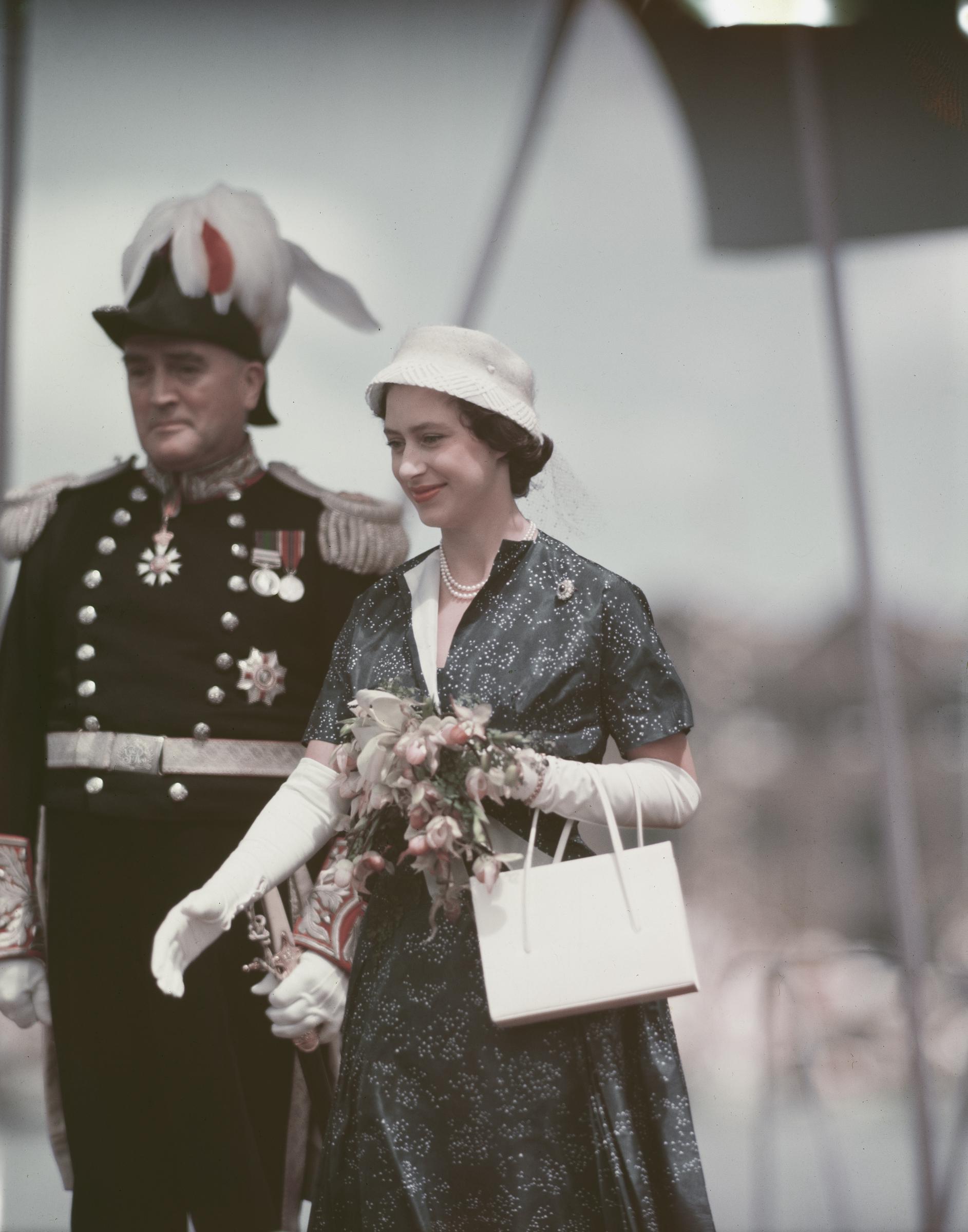 Prinzessin Margaret bei der Begrüßung von Beamten während ihrer Ostafrikatournee in Port Louis, Mauritius, 1956. | Quelle: Getty Images