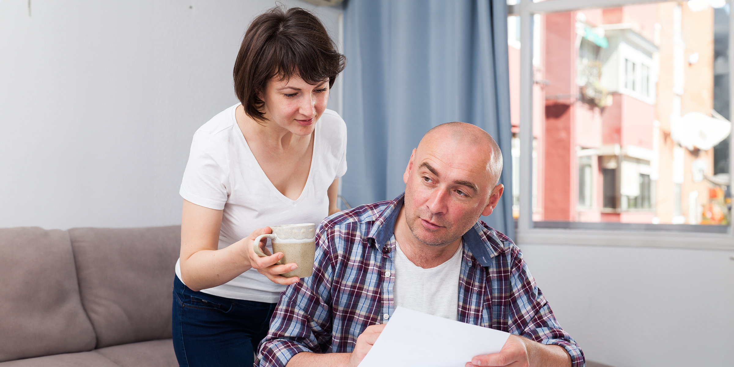 Ein Mann und eine Frau in ihrem Haus | Quelle: Shutterstock
