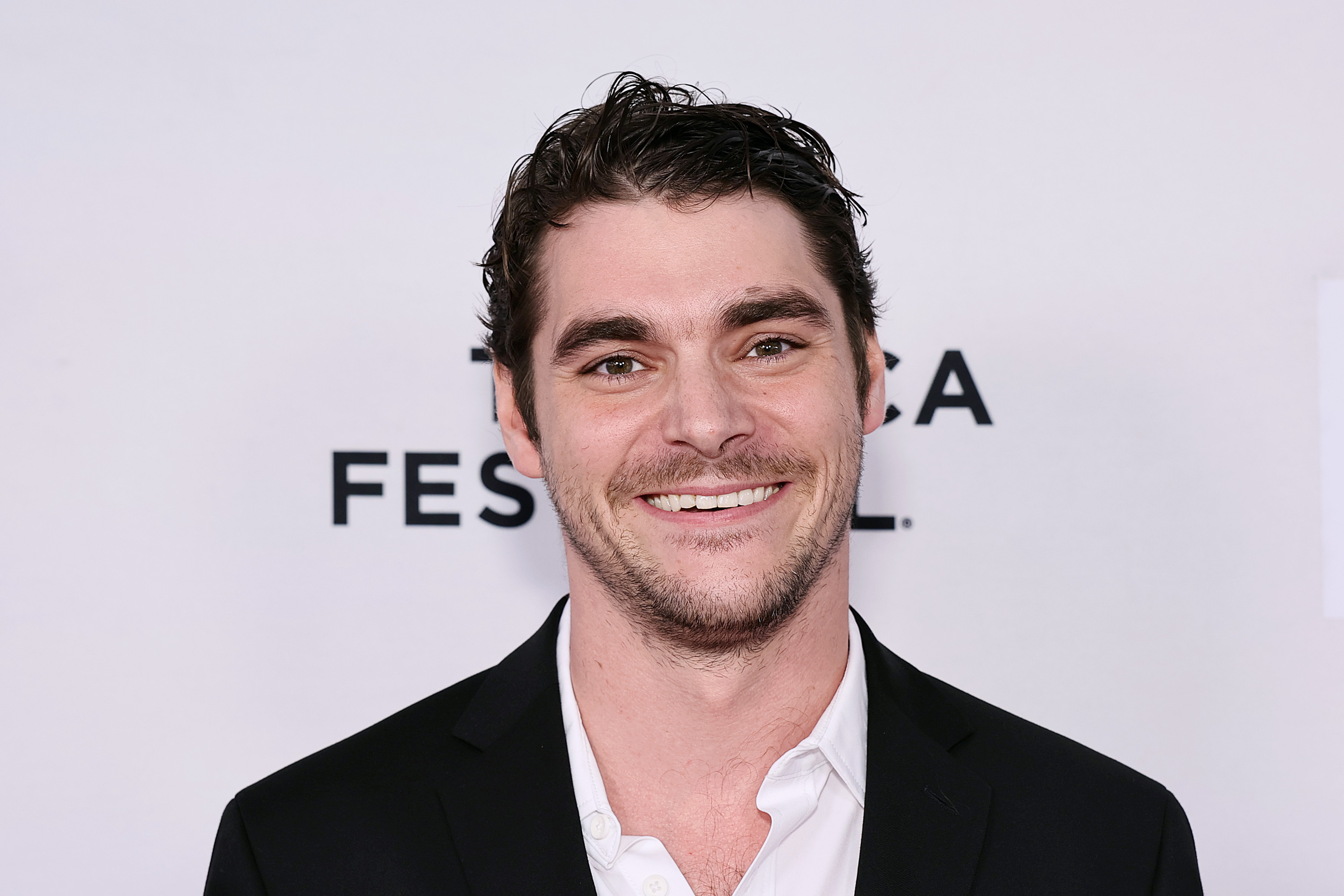 RJ Mitte nimmt an der „Westhampton“-Premiere beim Tribeca Festival in New York City am 7. Juni 2025 teil. Der Auftritt erfolgte mehrere Monate vor seinem Tod, was Fans später dazu veranlasste, seine jüngsten Social-Media-Aktivitäten erneut zu betrachten. | Source: Getty Images