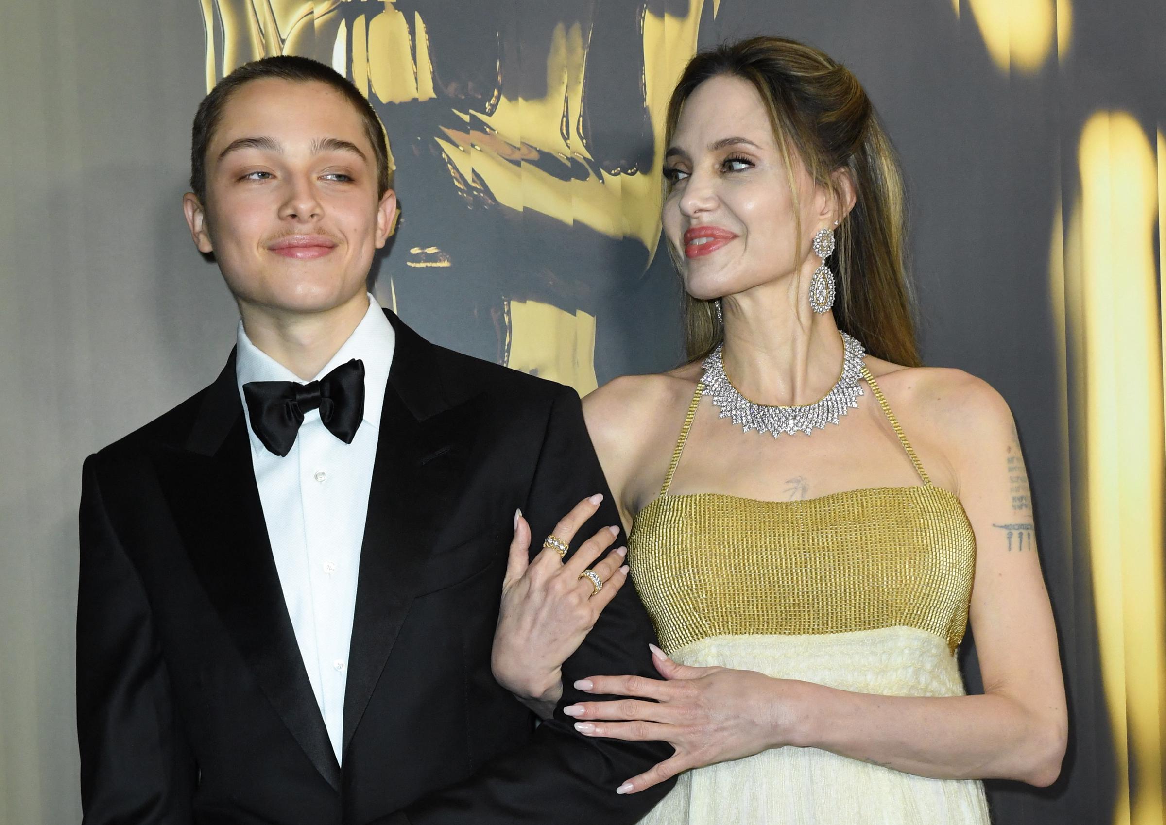 Knox Jolie-Pitt und Angelina Jolie. | Quelle: Getty Images