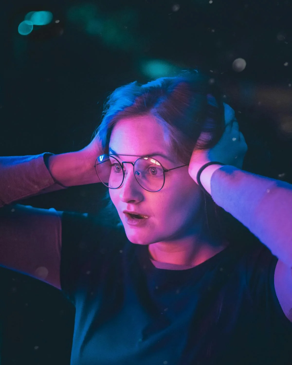 Eine geschockte Frau bei Nacht | Quelle: Pexels
