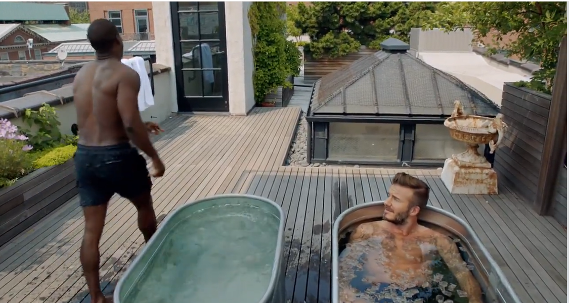 Kevin Hart und David Beckham beim Dreh eines H&M-Werbespots in Anderson Coopers Haus im West Village, aus einem Video vom 28. September 2015 | Quelle: Facebook/Kevin Hart