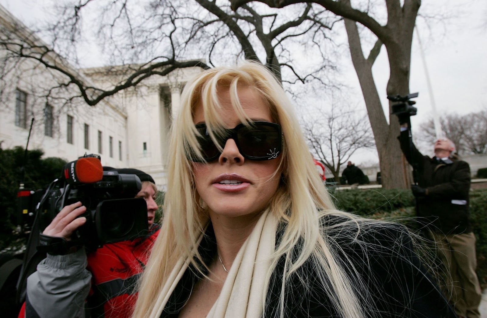 Anna Nicole Smith vor dem Obersten Gerichtshof der USA am 28. Februar 2006 in Washington, DC. | Quelle: Getty Images