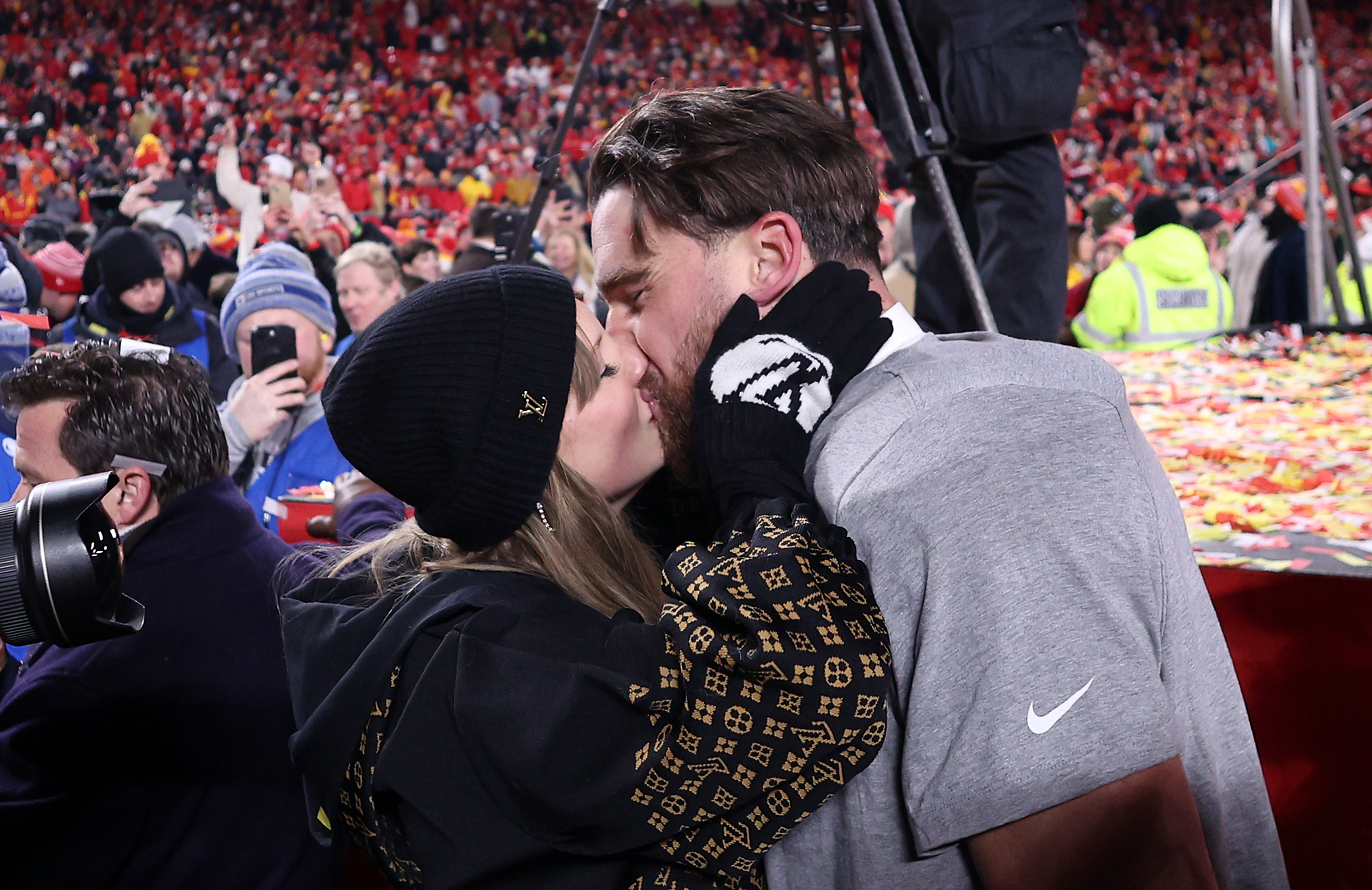 Taylor Swift küsst Travis Kelce während des AFC Championship Games im GEHA Field at Arrowhead Stadium am 26. Januar 2025 in Kansas City, Missouri. | Quelle: Getty Images