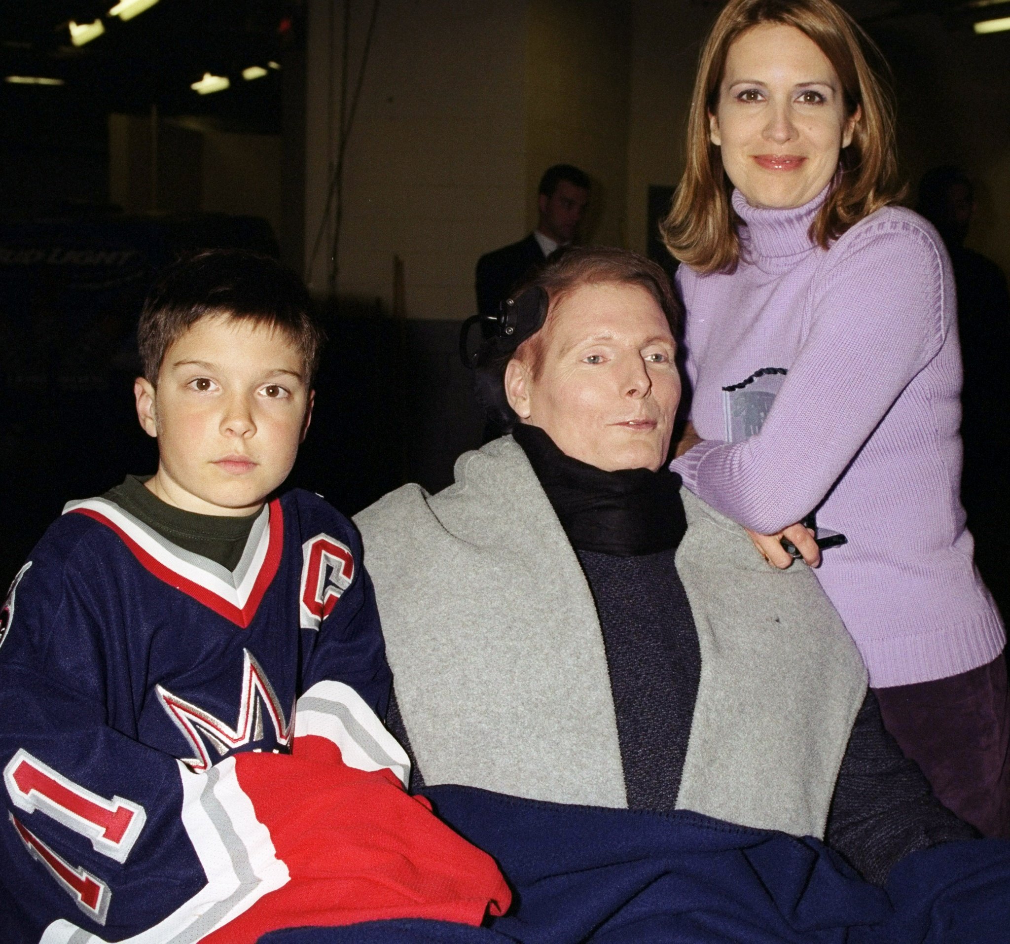 Schauspieler Christopher Reeve wird von Frau Dana und Sohn Will bei SuperSkate 2001 begleitet, einem Eishockeyspiel für prominente Wohltätigkeitsorganisationen im Madison Square Garden. | Quelle: Getty Images