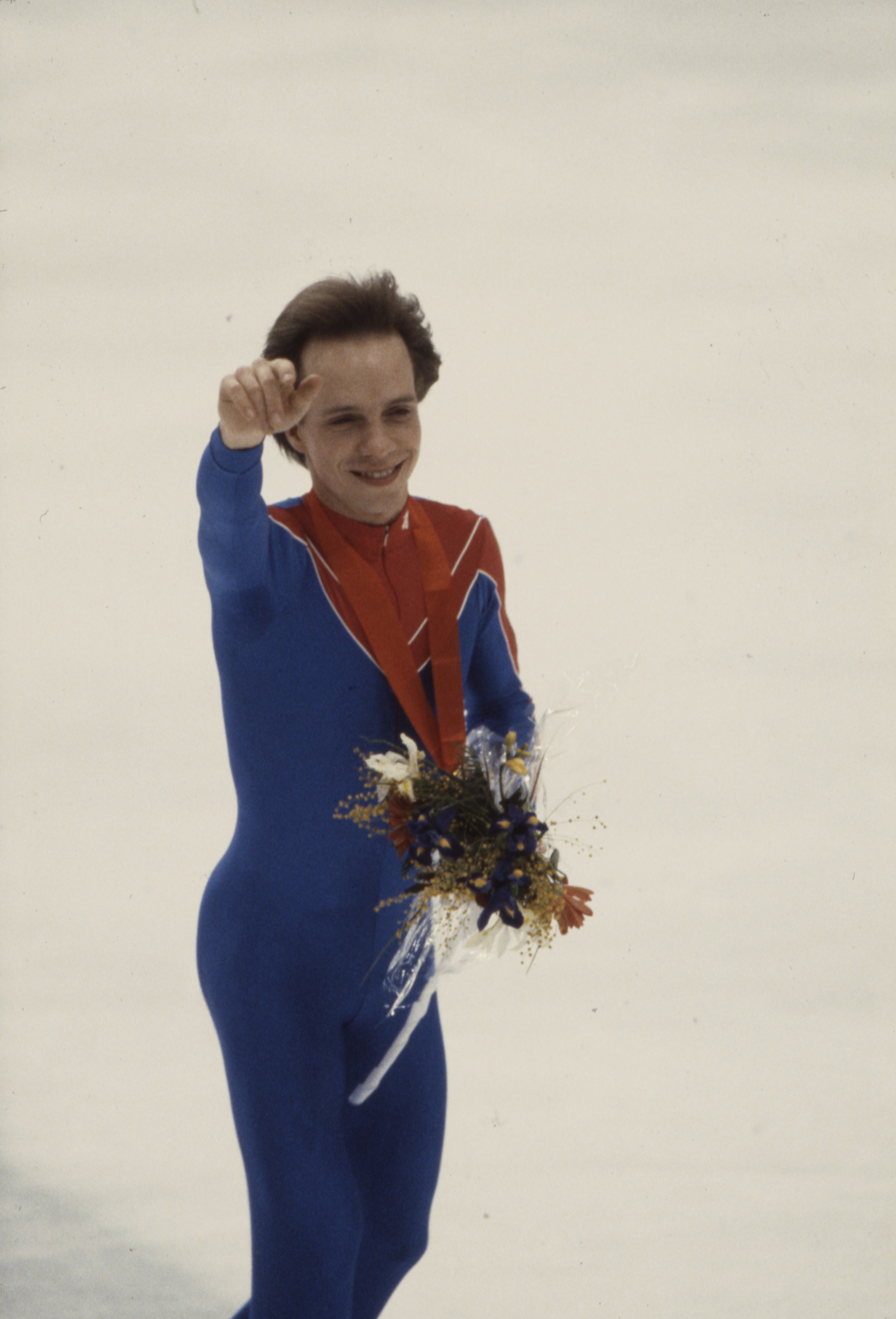 Scott Hamilton während der Medaillenzeremonie im Eiskunstlauf der Männer bei den Olympischen Winterspielen 1984 am 1. Februar 1984 | Quelle: Getty Images