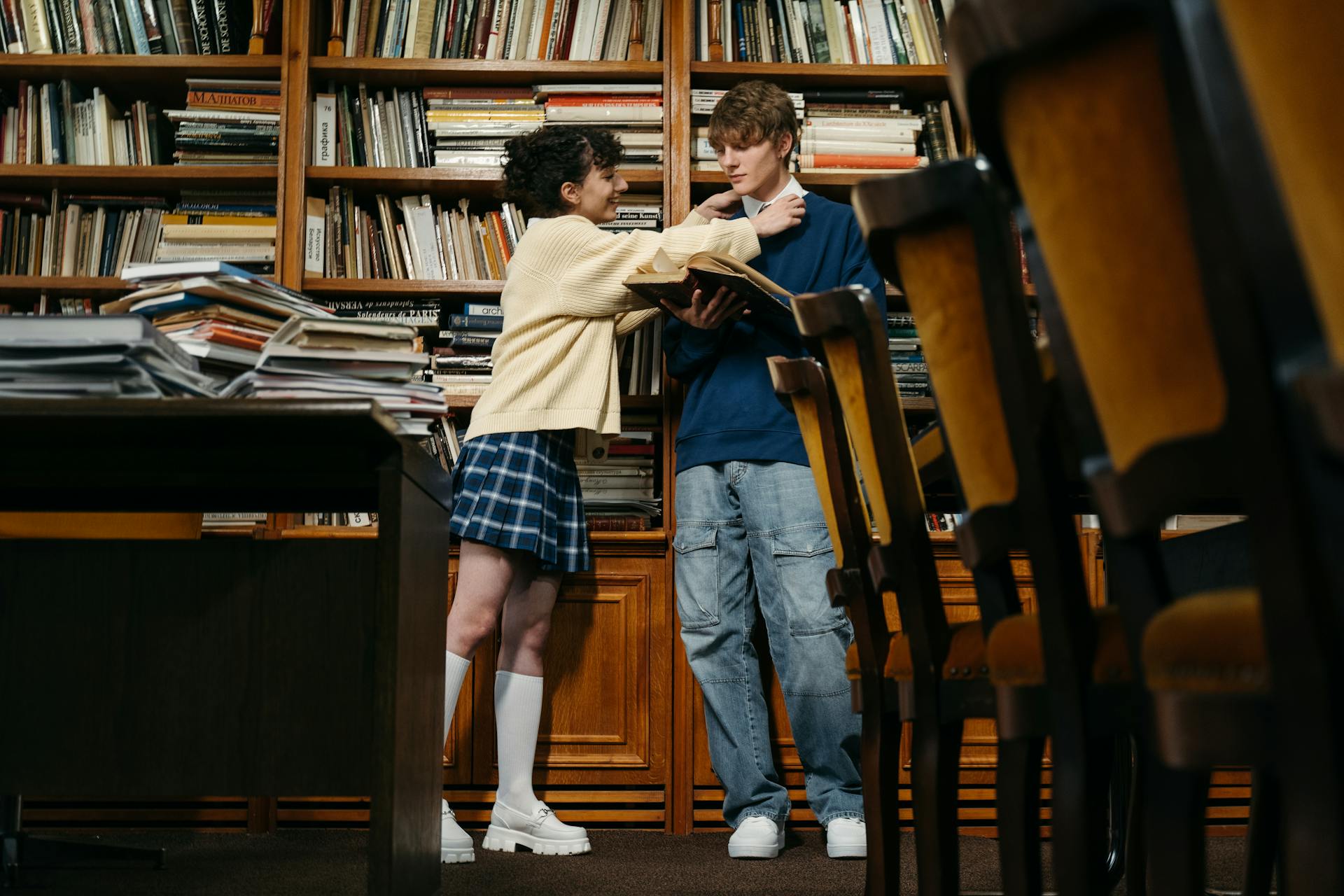 Ein Teenager-Paar in einer Bibliothek | Quelle: Pexels